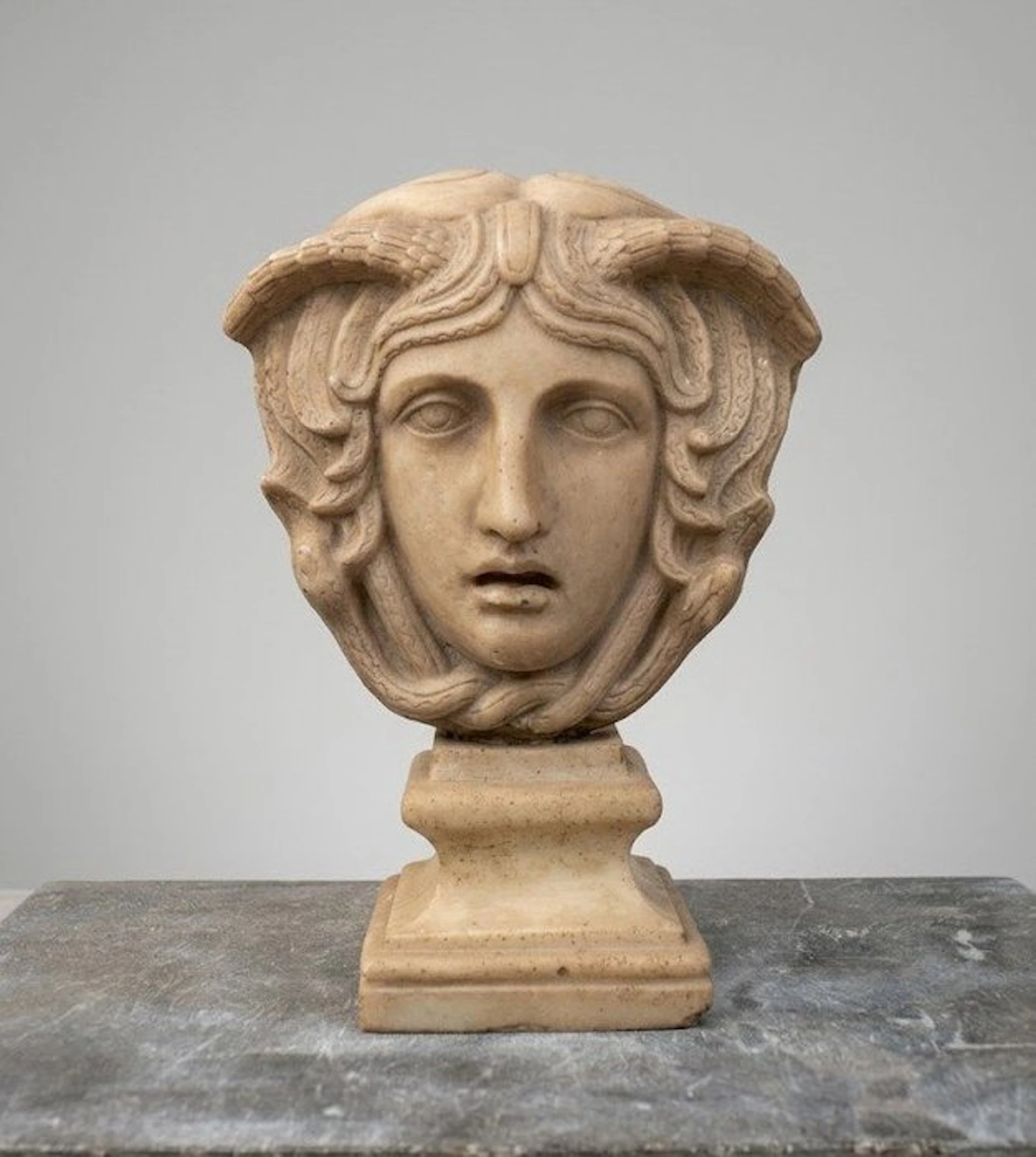 Sculpture, Medusa - 18 cm - Reconstituted Carrara marble