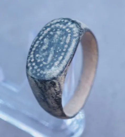 Early medieval Bronze Ring with dots design - 23 mm (No reserve price)