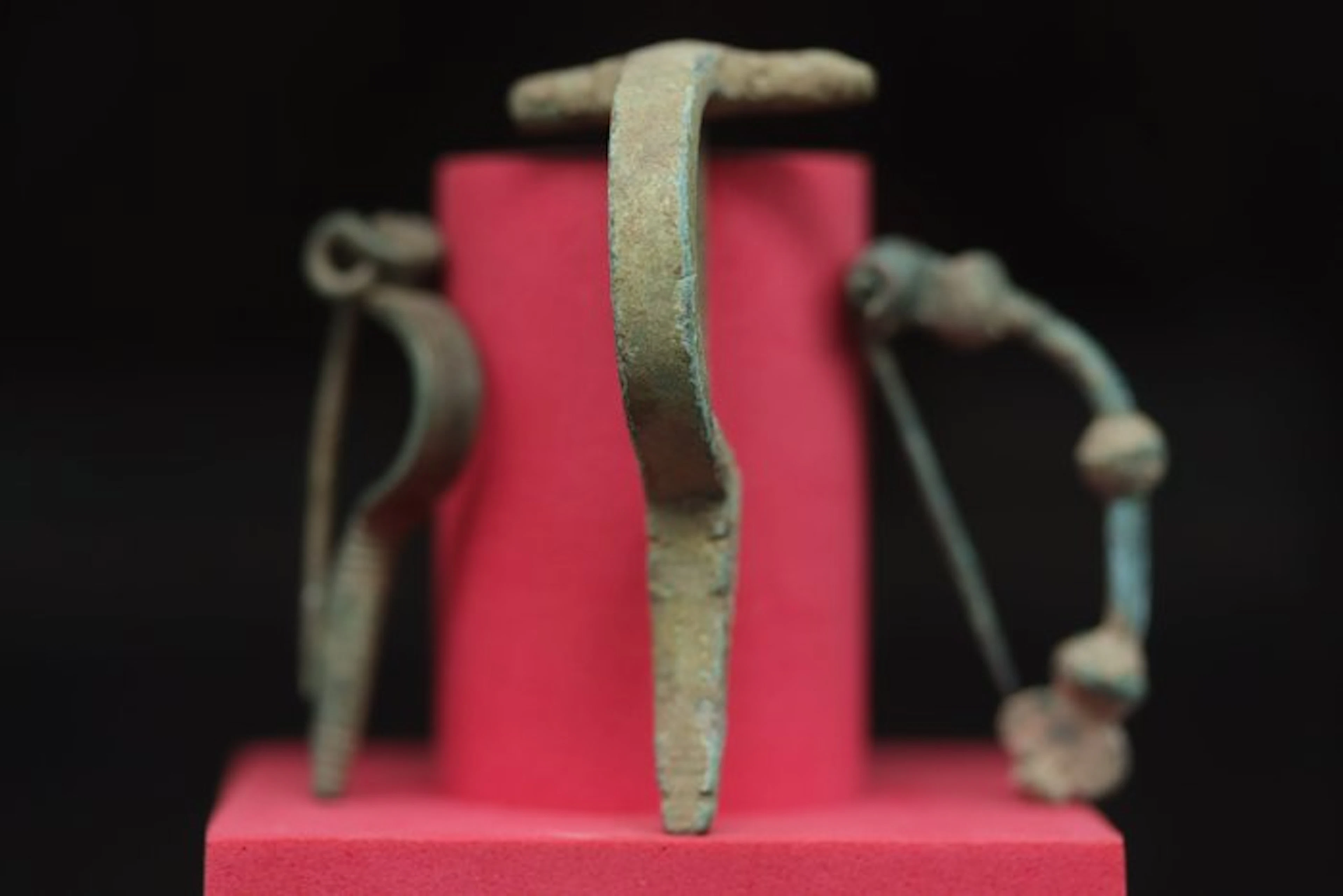 Roman (Republican) - 3 x Bronze Military Fibulae - 6 cm (No reserve price)
