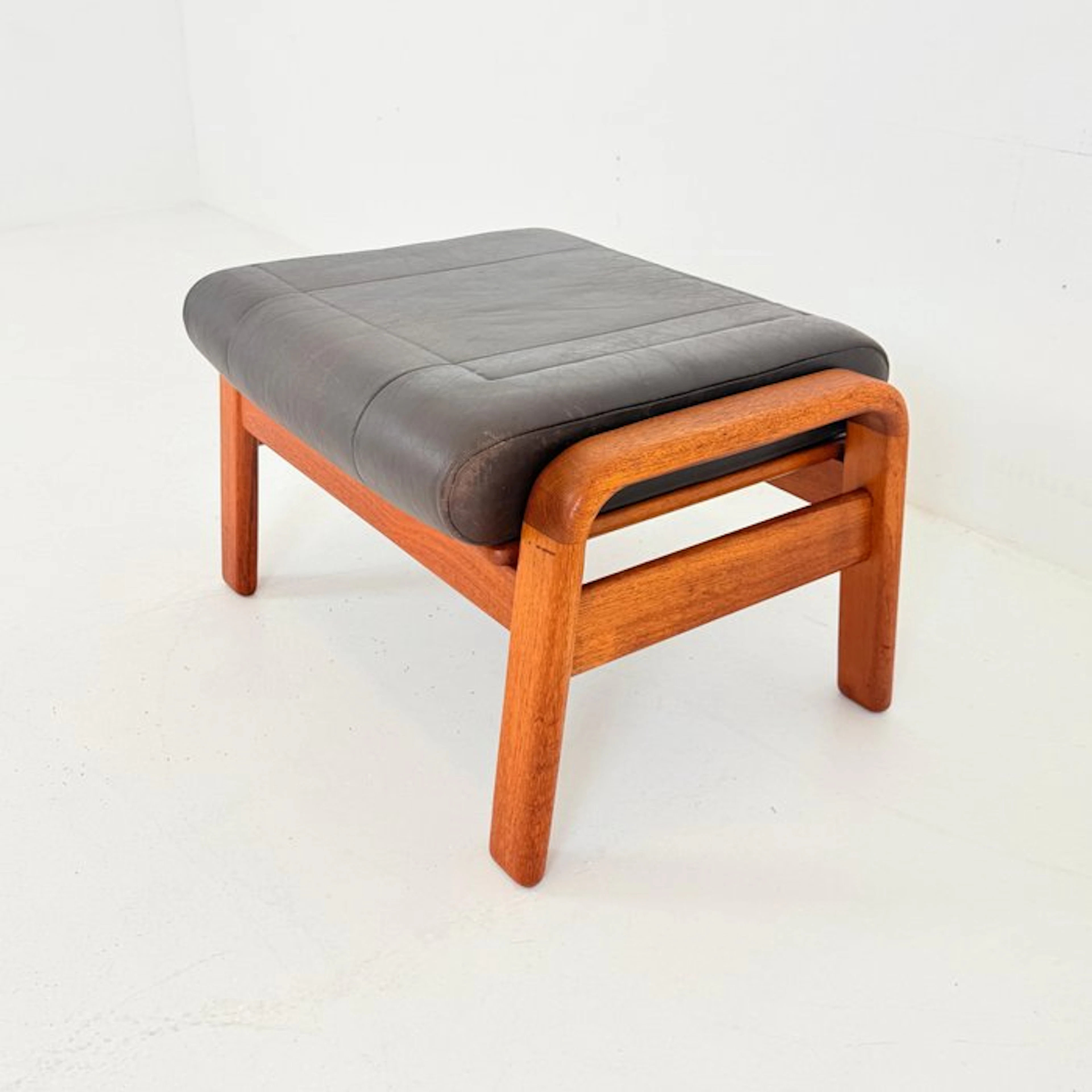 Footstool - Teak - Stool