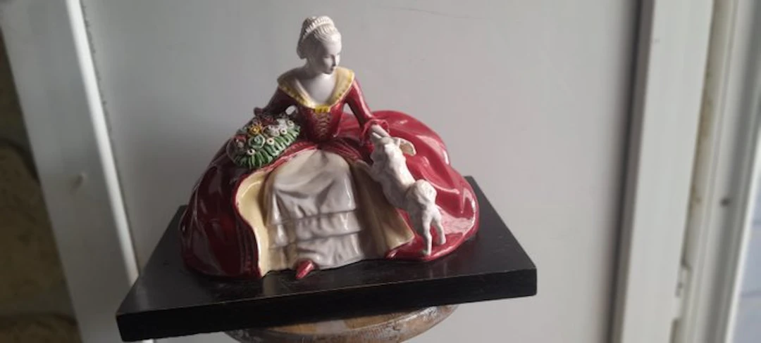 Charles Ruchot - Figurine - Dame en robe rouge avec...