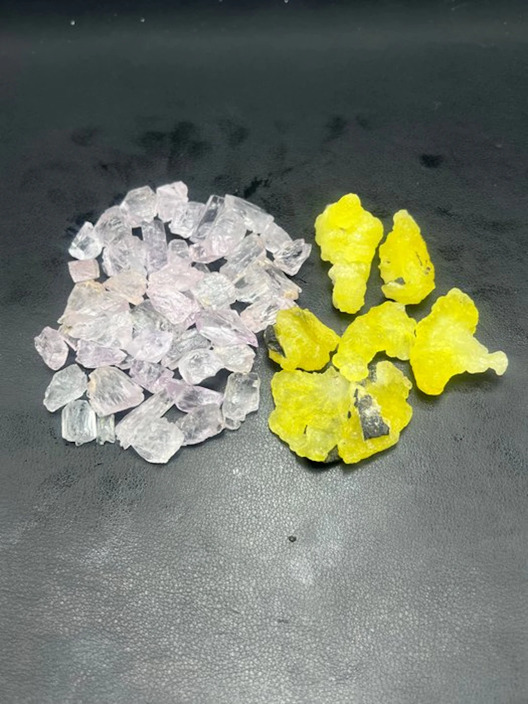 Brucite and kunzite Crystals - Height: 20 mm - Width: 15 mm- 124 g - (1)