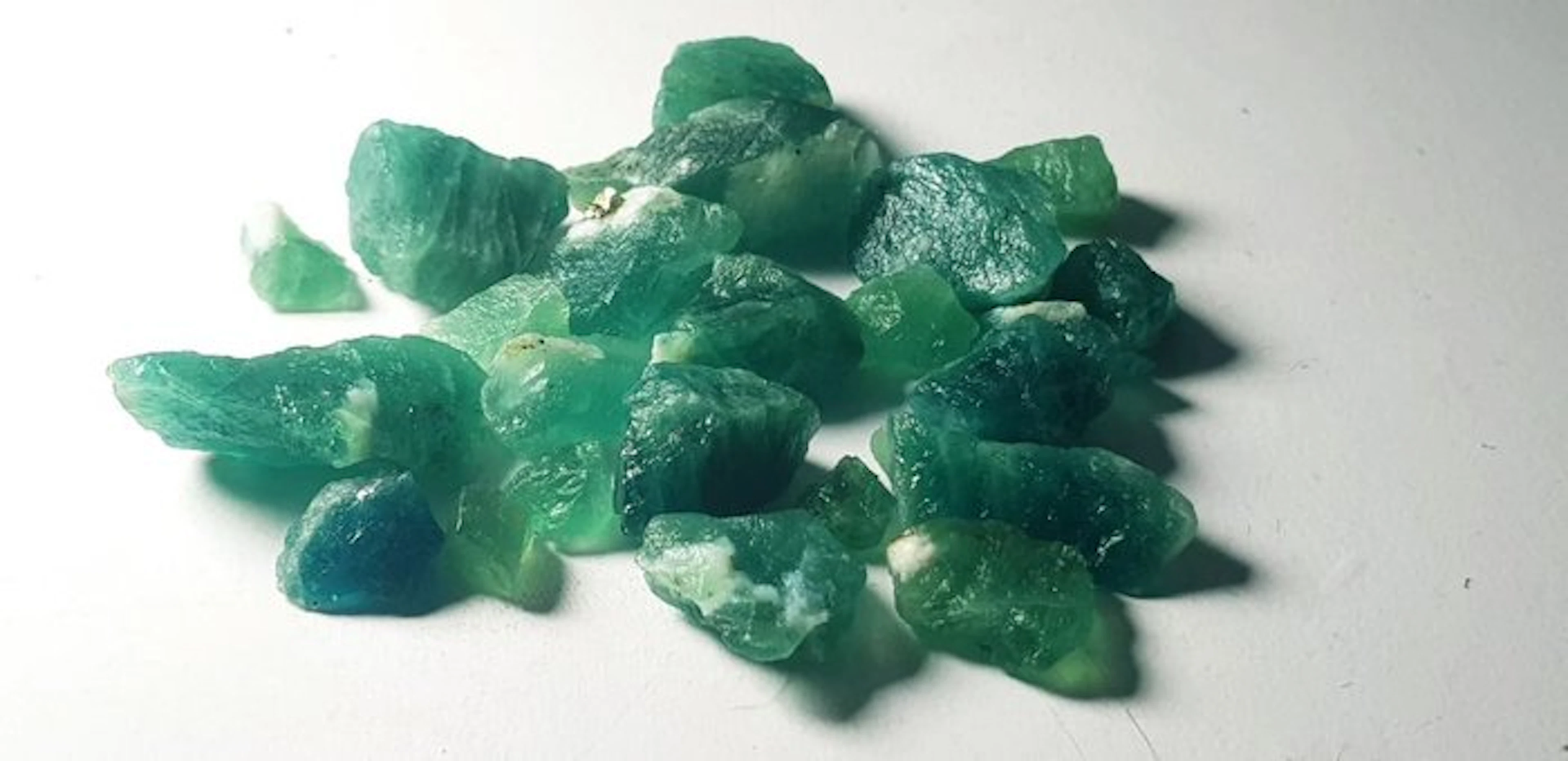 Florescent rare Hauynite under UV light Rough- 85 g - (23)