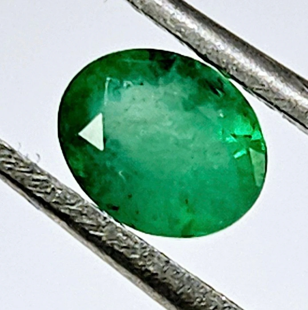 1 pcs Green Emerald - 0.89 ct - International Gemological...