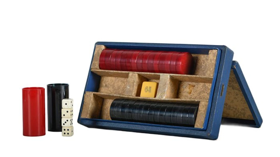Antieke backgammon speelstukken & accessoires in blauwe opbergdoos