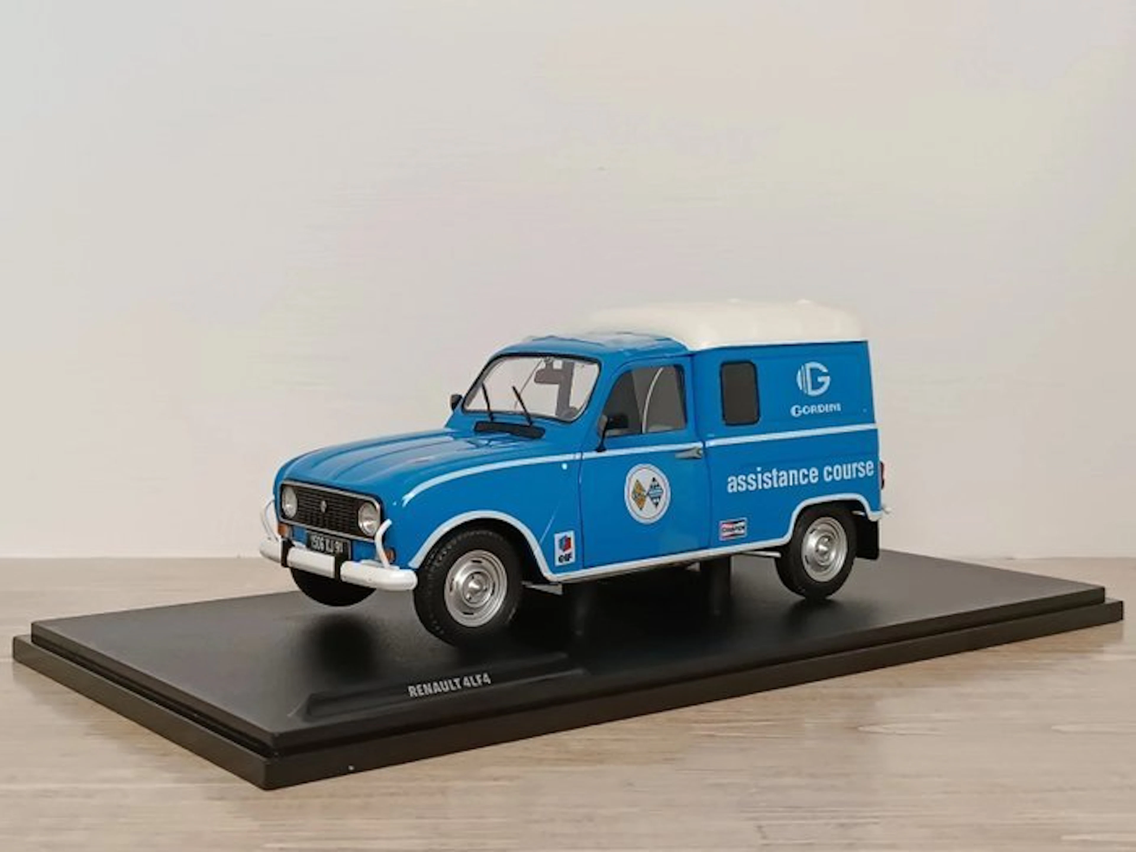 Solido 1:18 - Model car - Renault 4L F4, gordini assistance clients