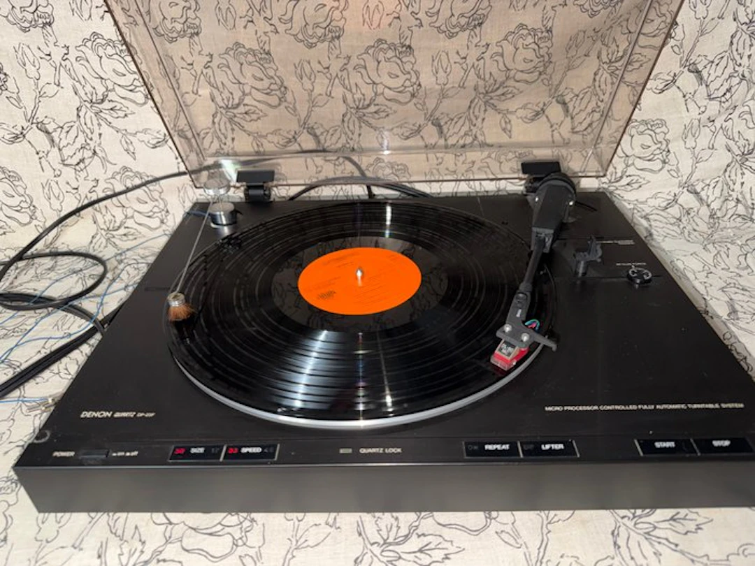 Denon - DP-23F Fully Automatic Quartz Direct-Drive Turntable