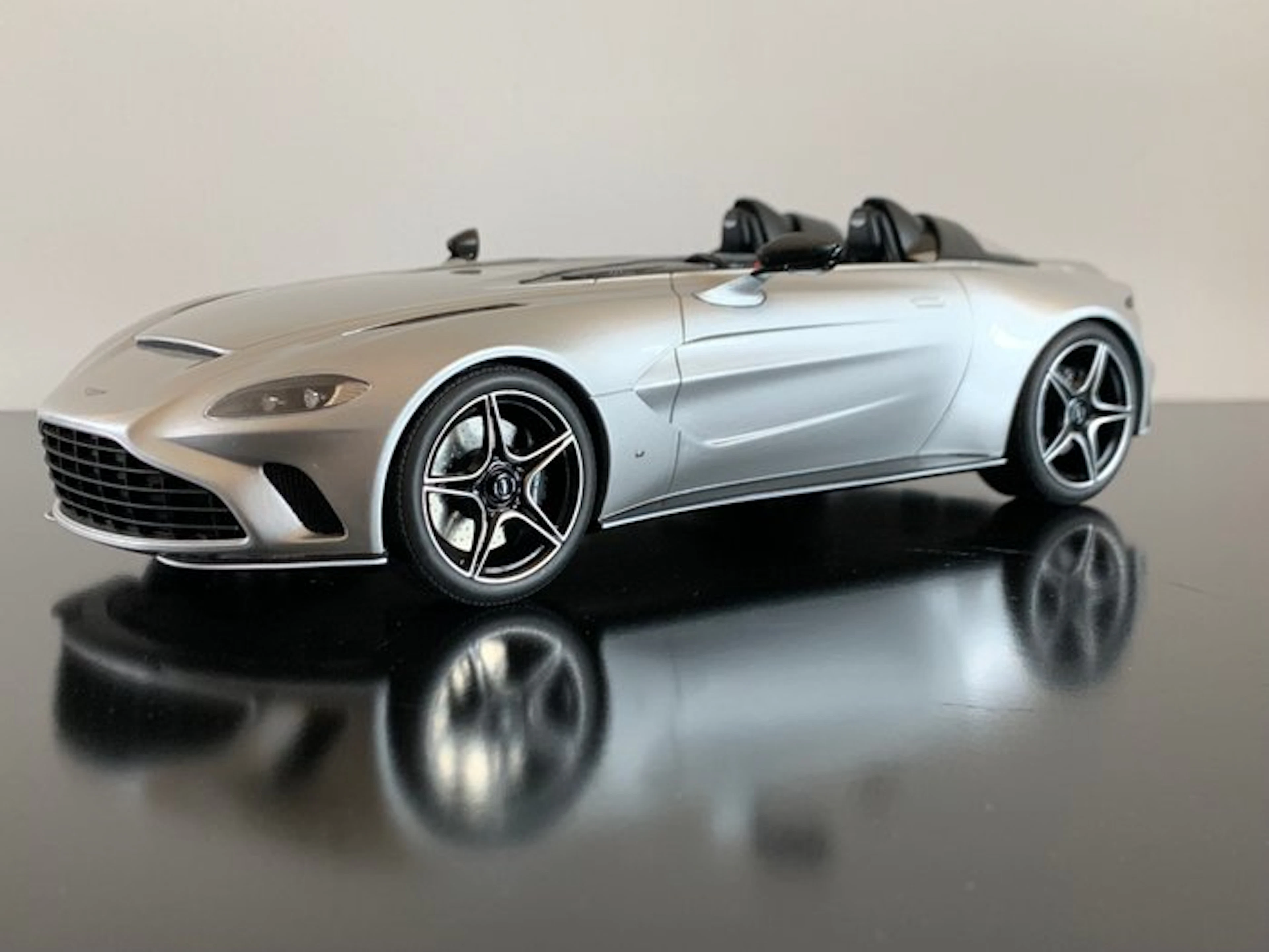 GT Spirit 1:18 - Model sports car - Aston Martin V12 Speedster