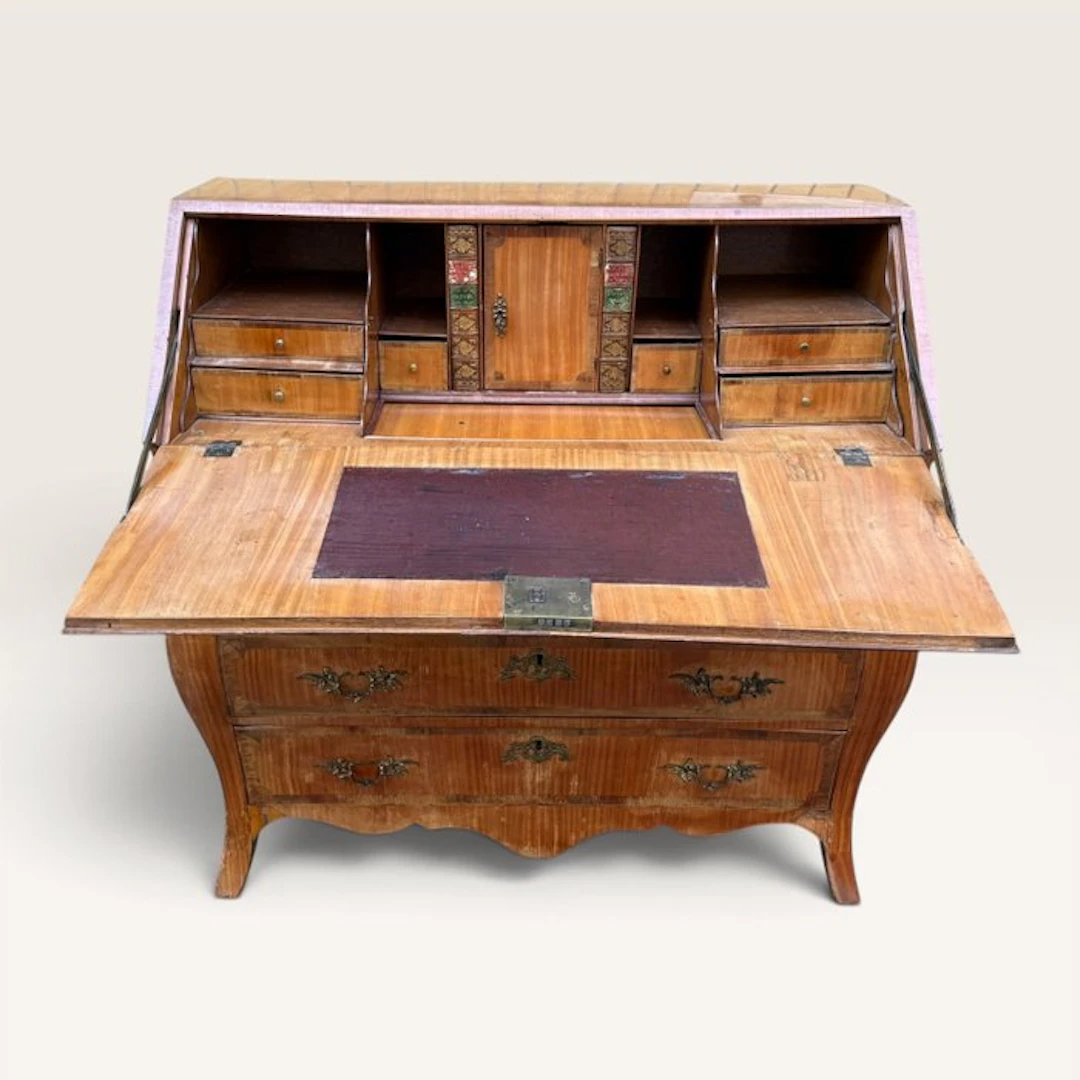 Secrétaire - Cherry wood - Secretary desk, circa 1740, bombé.