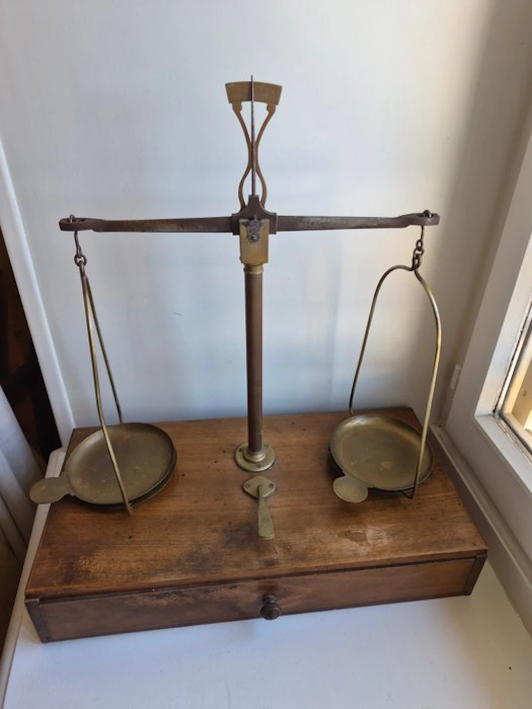 Balance or scale - Gilt brass, Oak