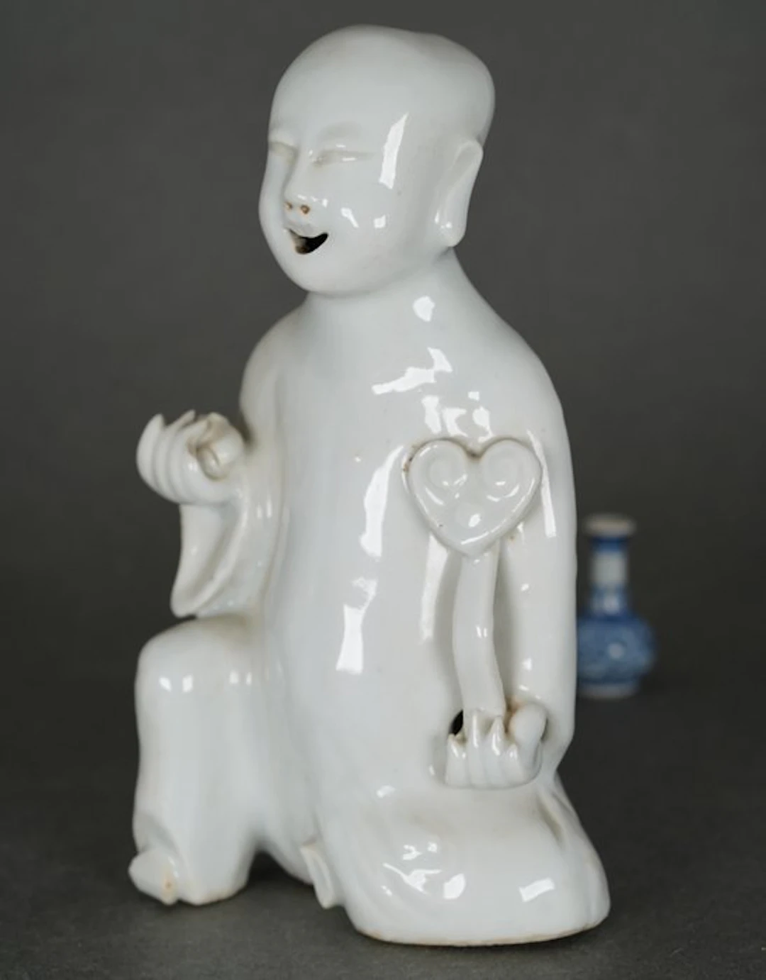 Kangxi (1662-1722) - Figurine - Seated Boy holding a...