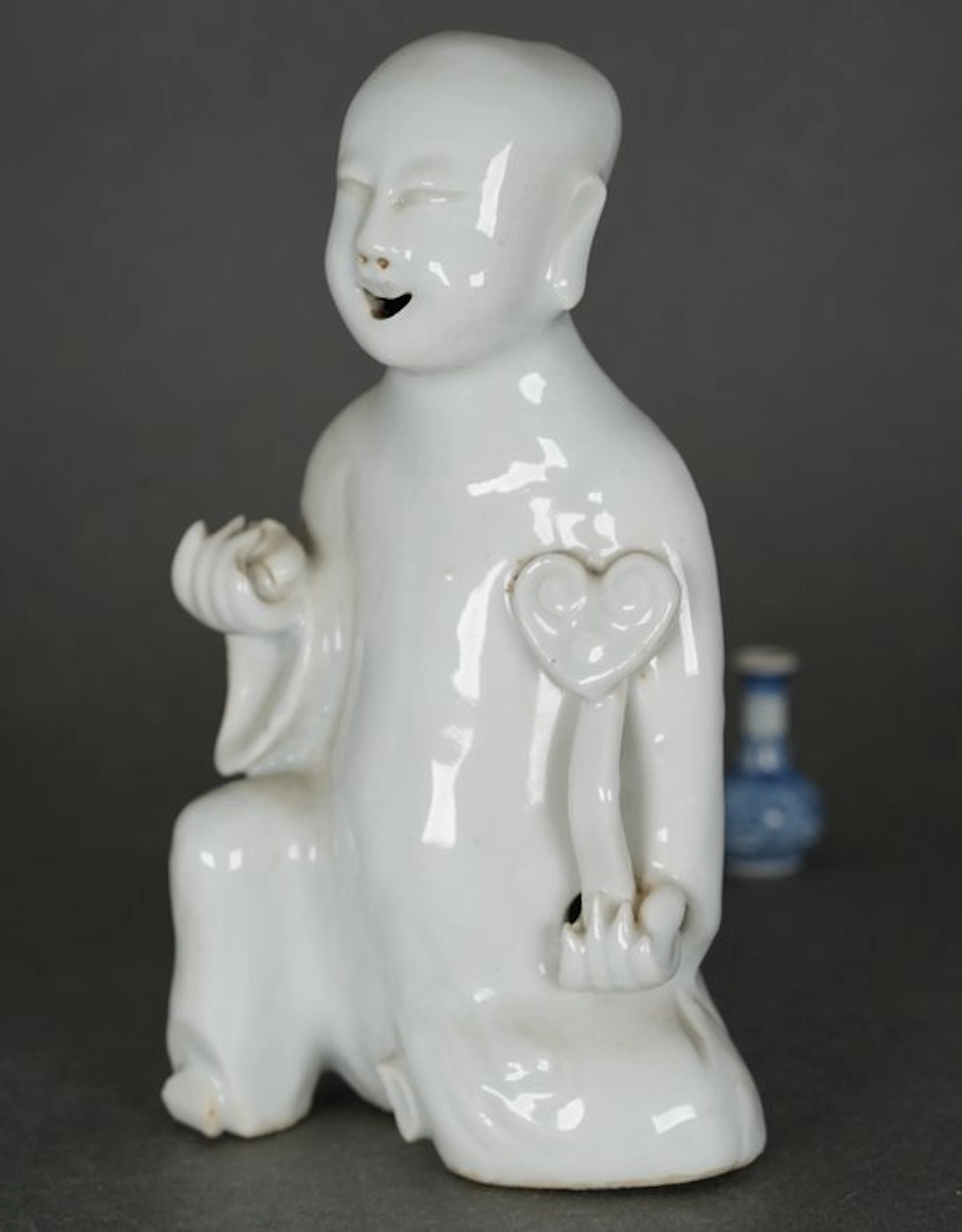 Kangxi (1662-1722) - Figurine - Seated Boy holding a...