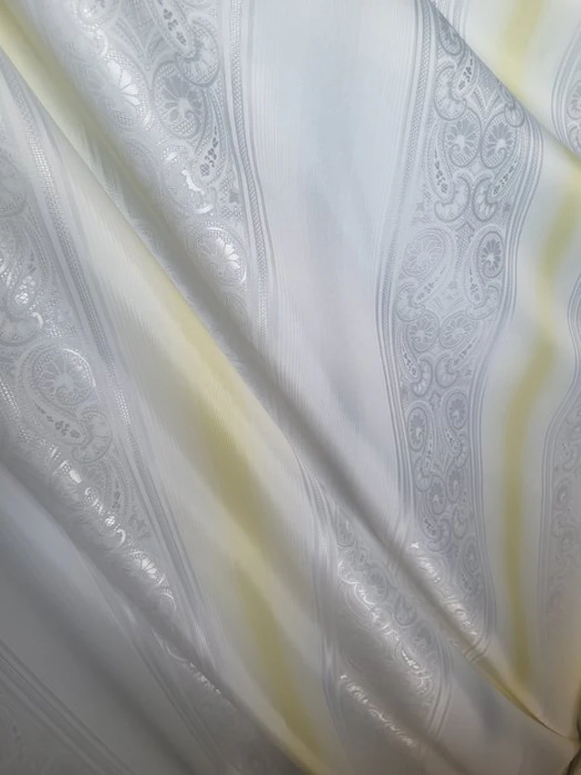 Wonderful striped fabric with damask inserts. - Textile - 600 cm - 320 cm