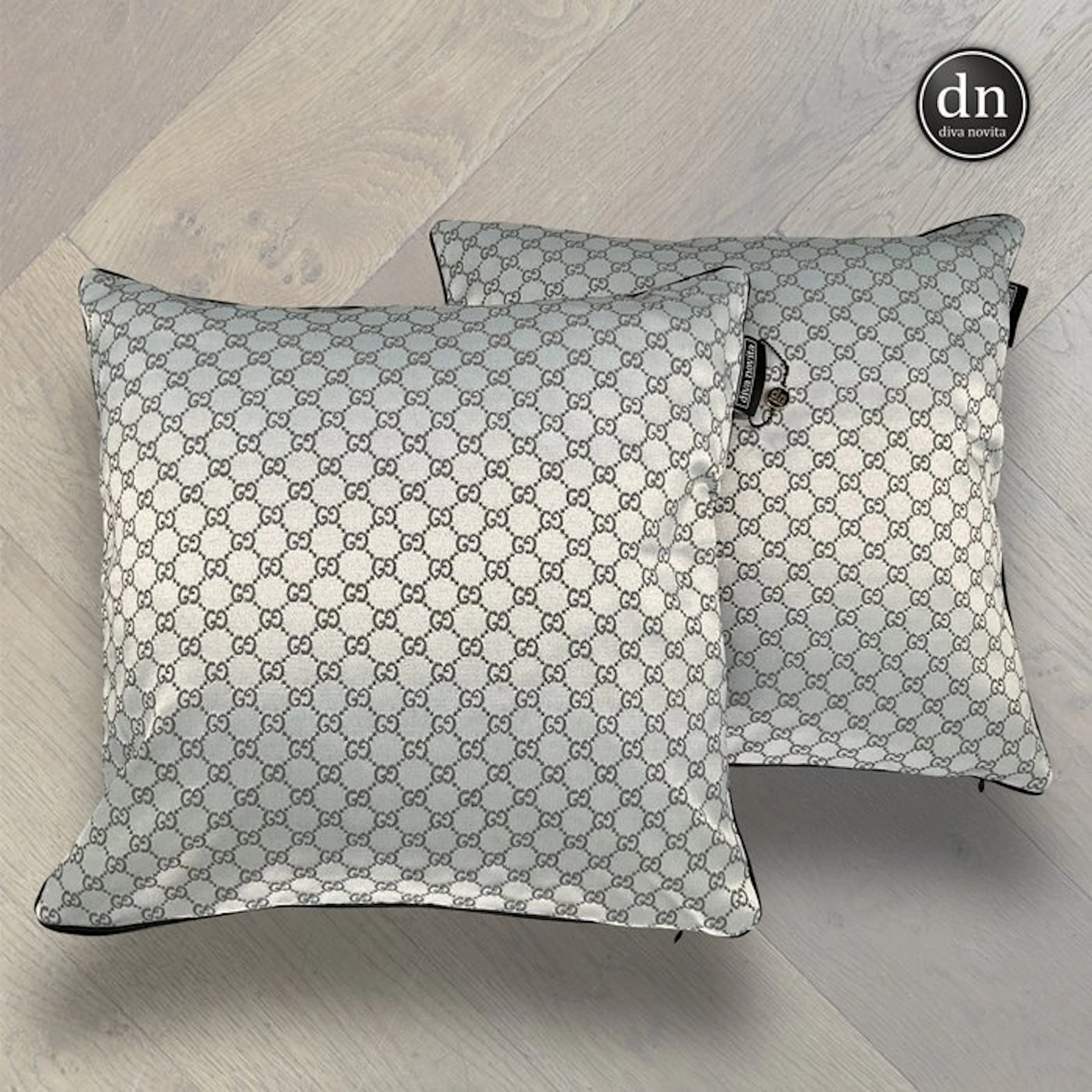 Gucci - Premium sized pillows - Set of 2 - made of Gucci satin cotton - Cushion
