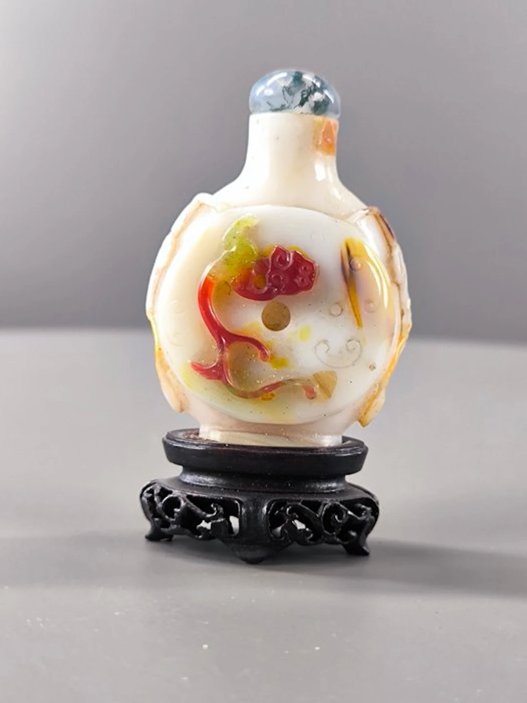 chine Translucent brown-orange amber with dark inclusions