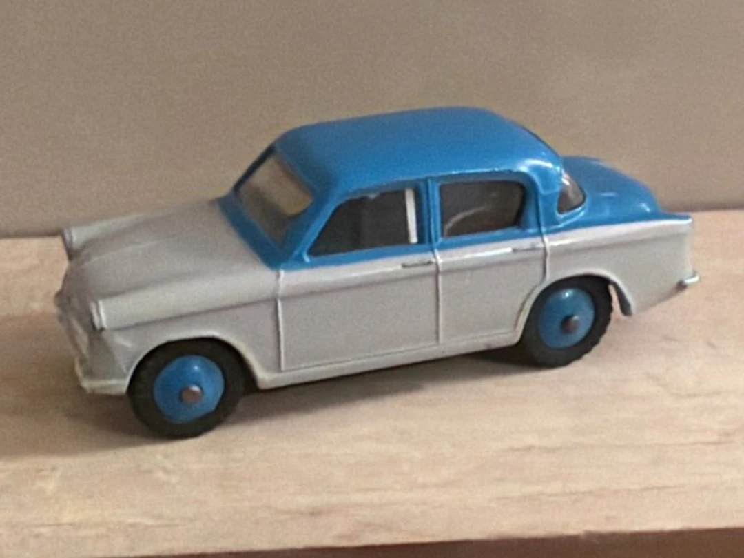 Dinky Toys 1:43 - Model sedan - Hillman minx