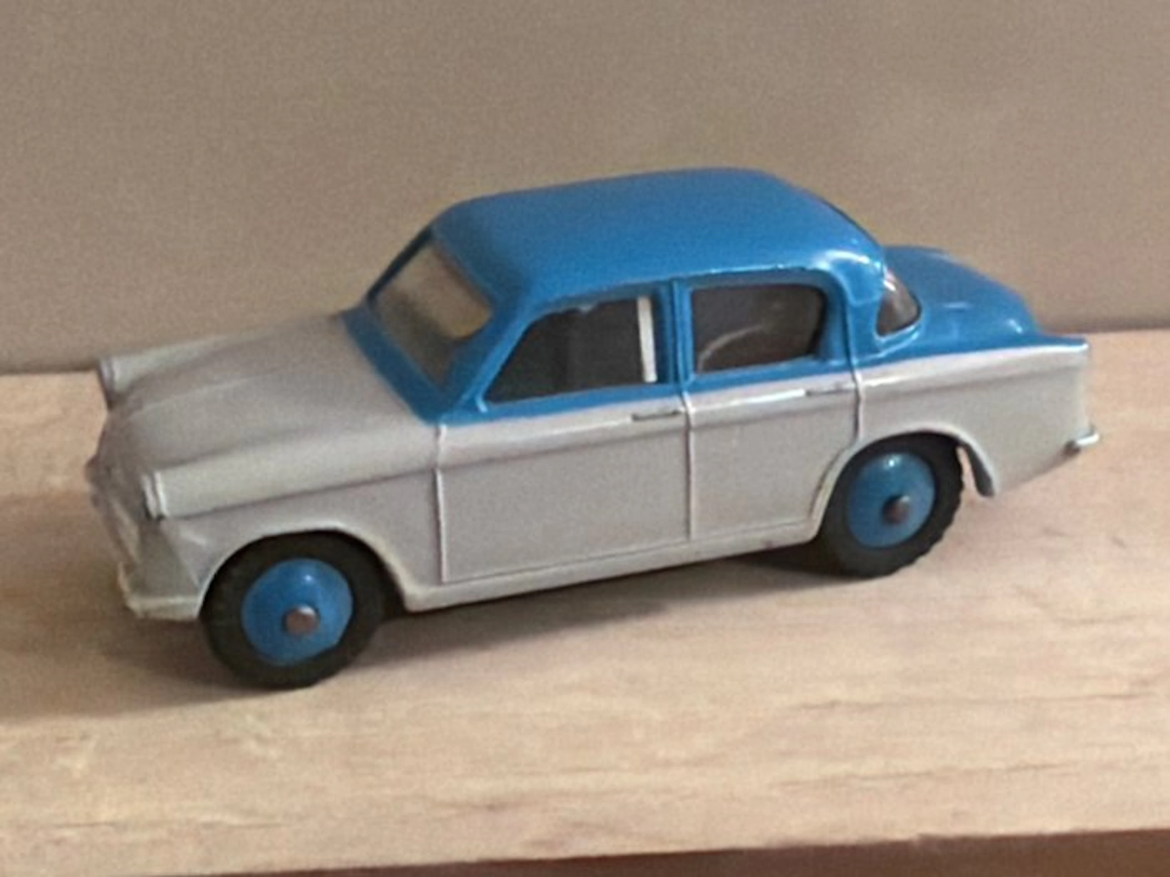 Dinky Toys 1:43 - Model sedan - Hillman minx