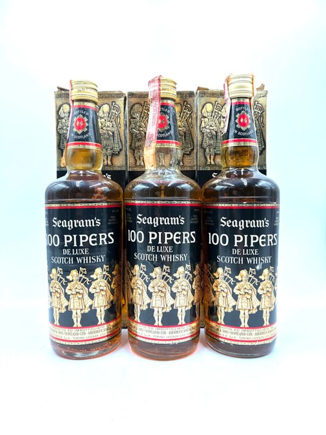 Seagram's 100 Pipers De Luxe Scotch Whisky - b. 1970s - 75cl - 3 bottles