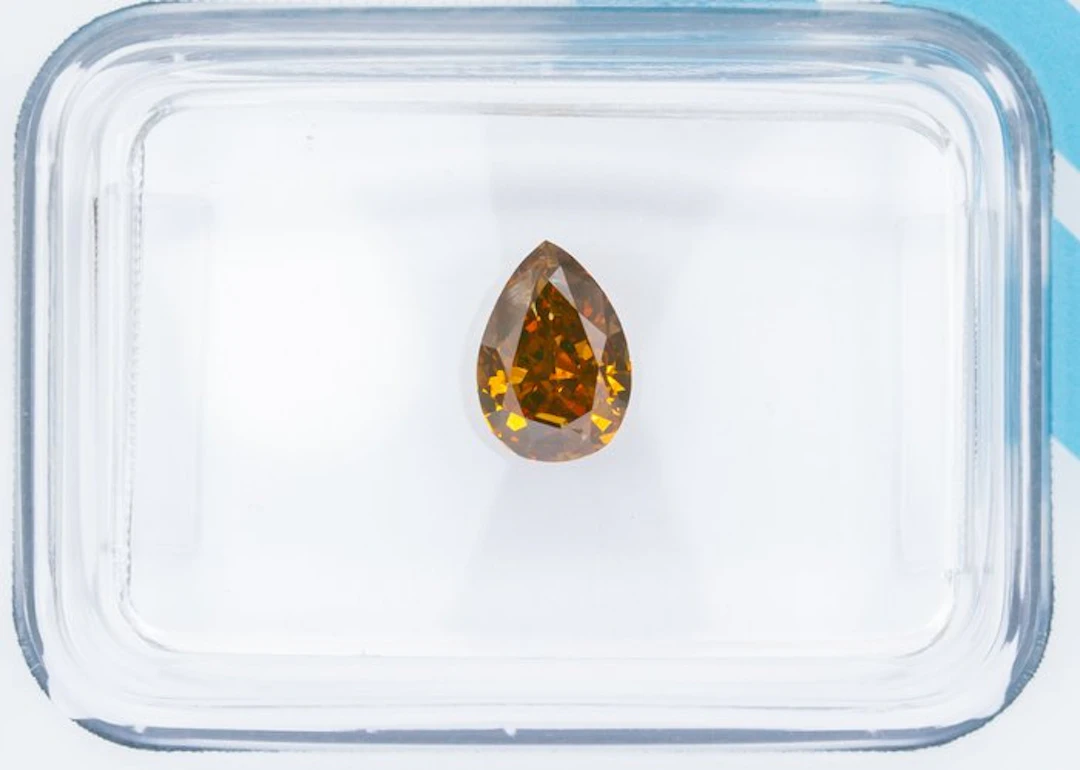 No reserve price - 1 pcs Diamond (Natural coloured)...