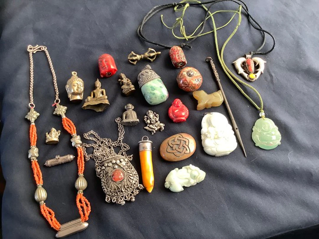 A collection of jewelry and figurines - 1900-2000