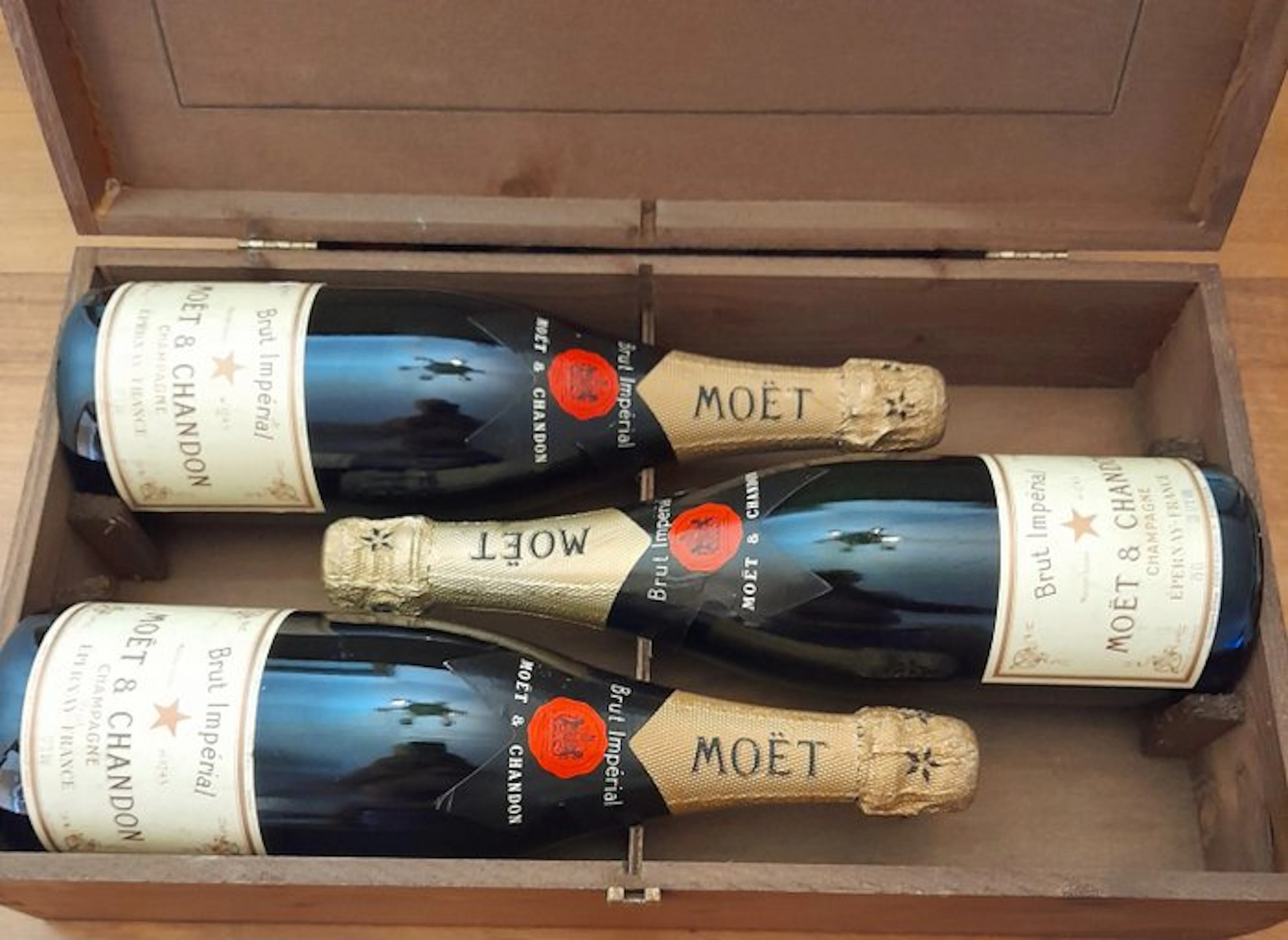 1980 Moët & Chandon - Champagne Brut - 3 Bottles (0.75L)