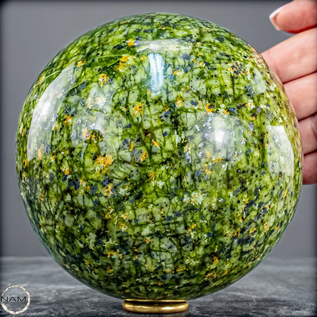 Natural serpentine sphere from Pakistan – Lively apple...
