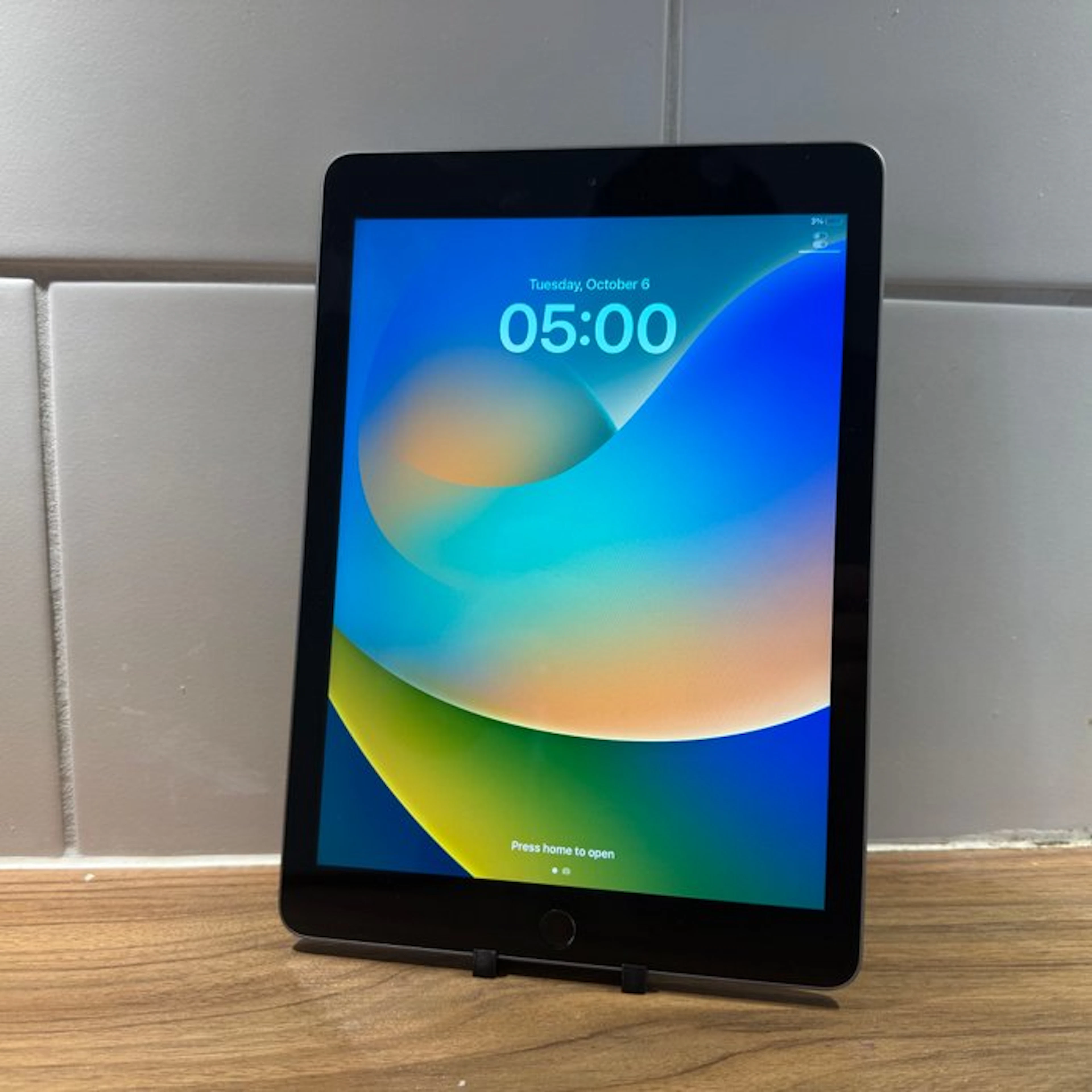Apple iPad (5th Generation) 128GB Wifi - Mobile phone