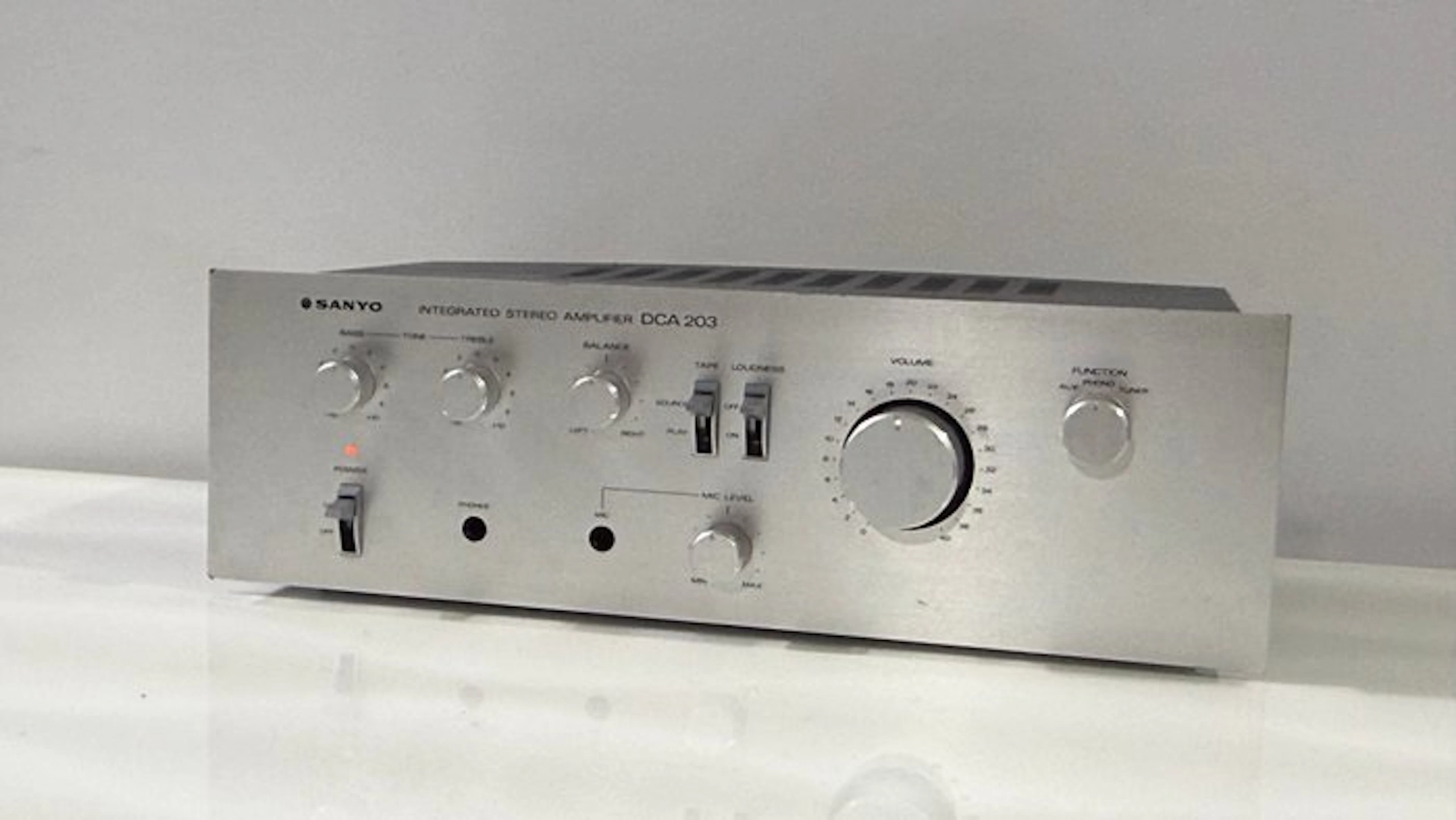 Sanyo - DCA 203 - (Made in Japan) Solid state integrated amplifier