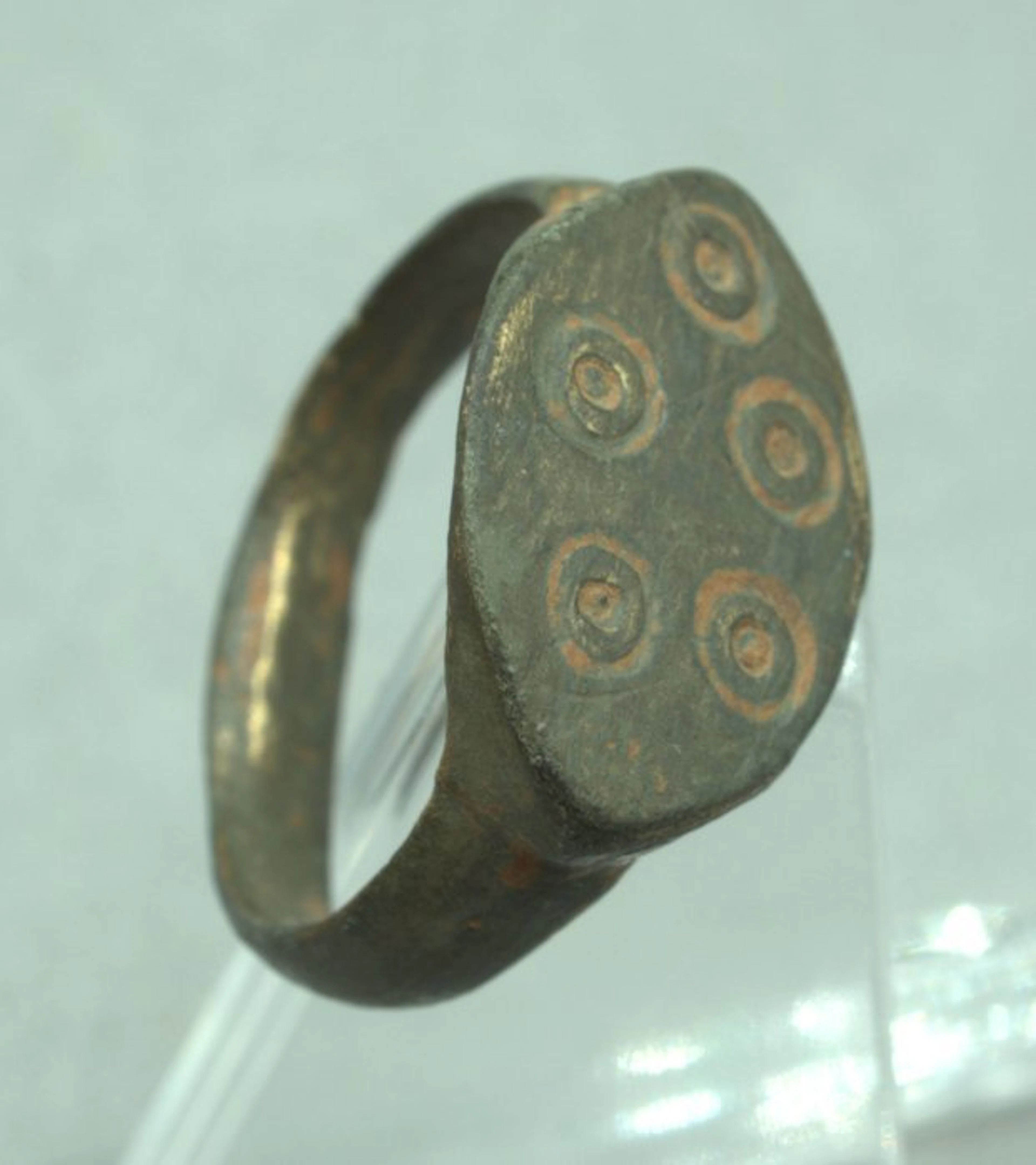 Ancient Roman Bronze Ring with Ring-and-dot motif - 16 mm (No reserve price)