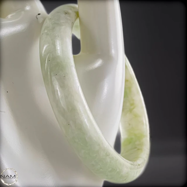 Jade nephrite bracelet – Timeless elegance in soft green -243.25 ct- 48.65 g