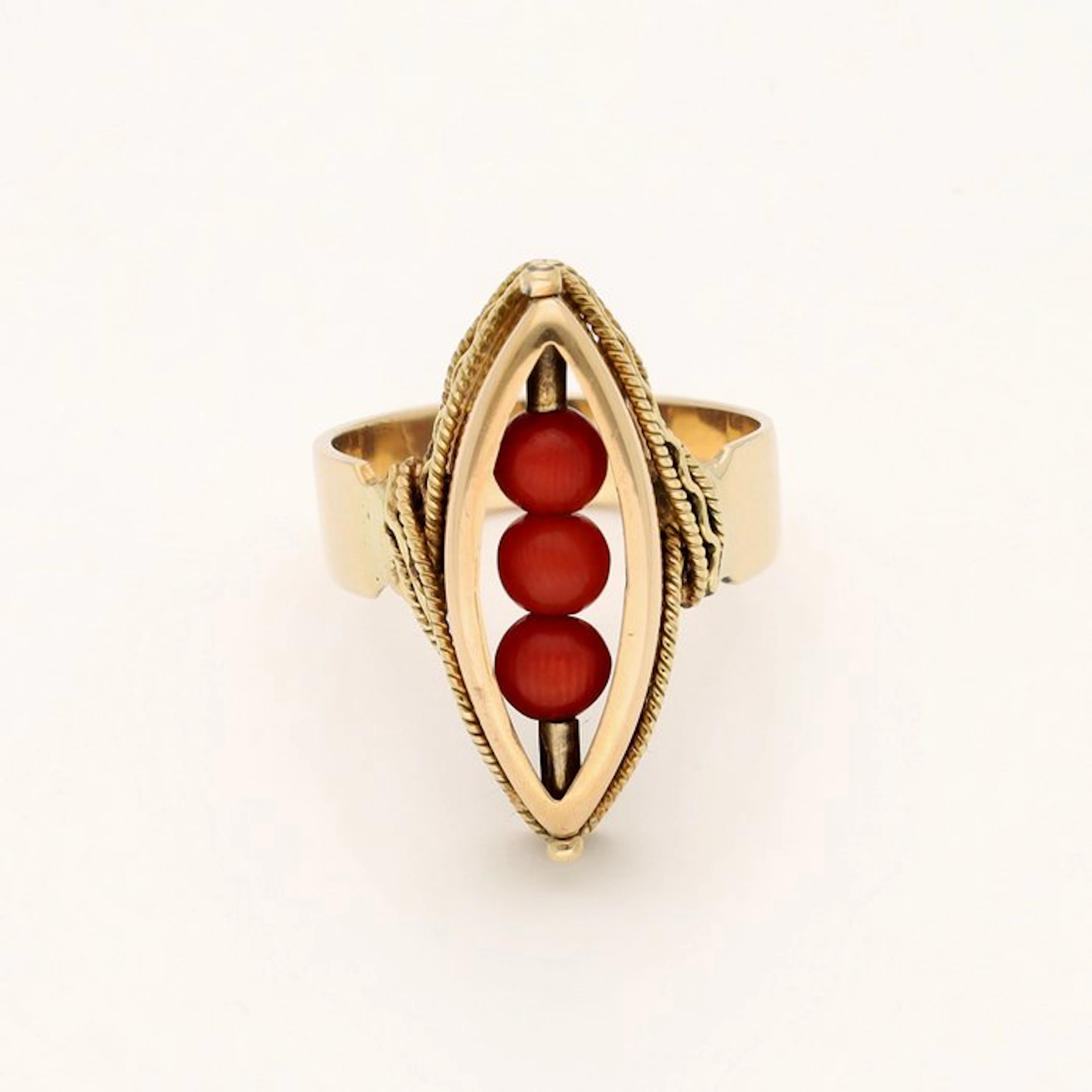 Ring - 14 kt. Yellow gold Blood Coral
