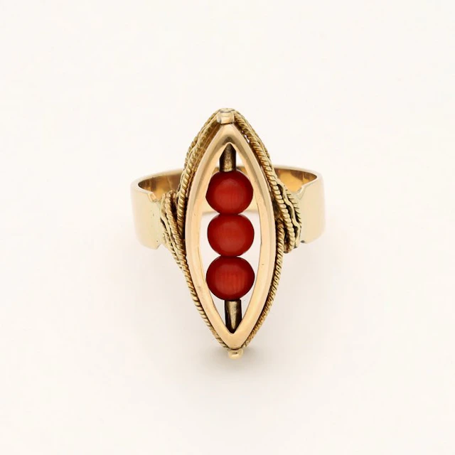 Ring - 14 kt. Yellow gold Blood Coral