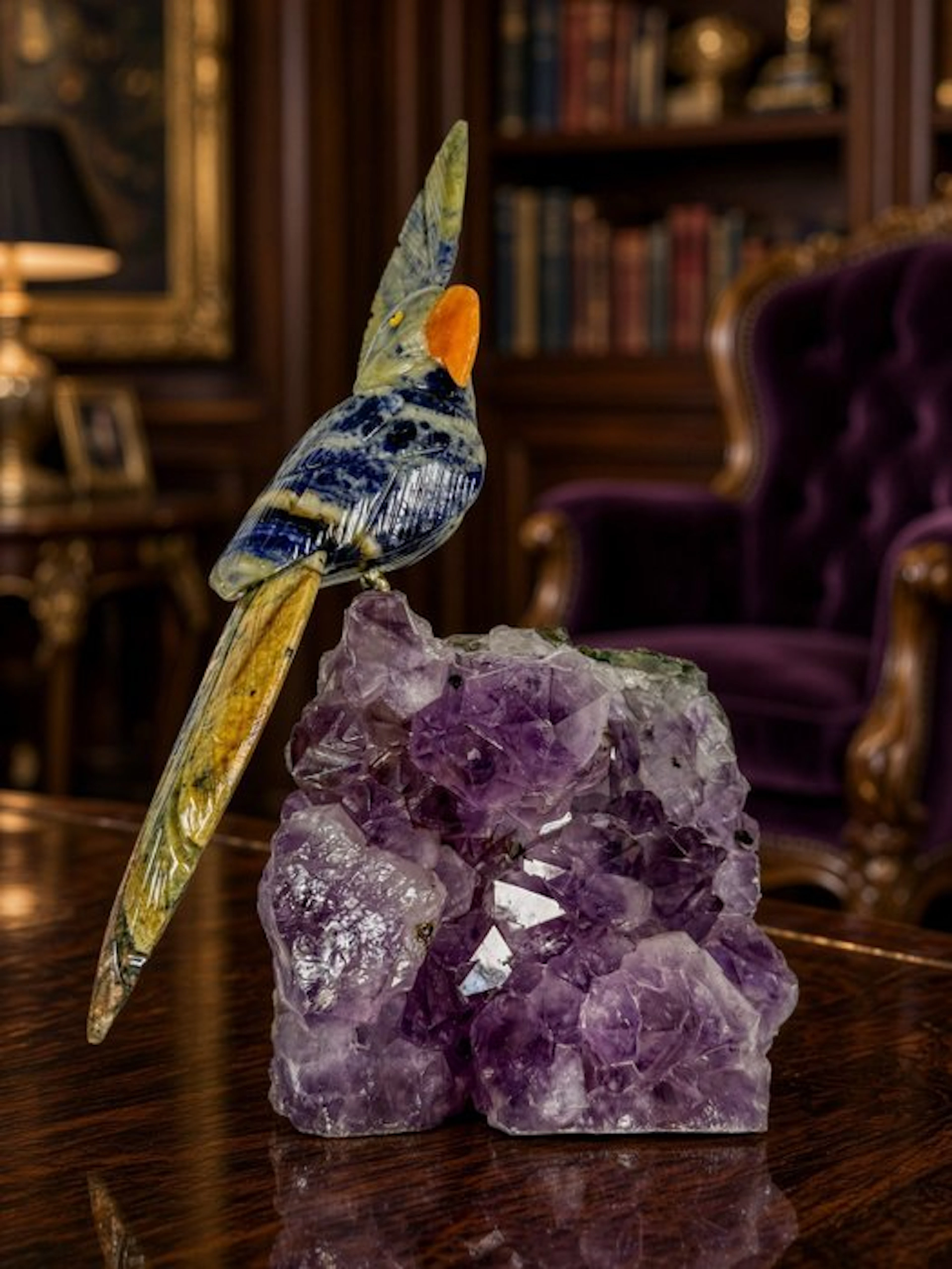 Beautiful piece - Hand-carved sodalite parrot on quartz...