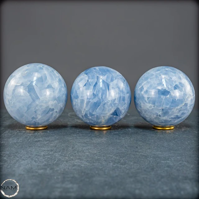 Blue Calcite Sphere Set – Three harmonious natural...