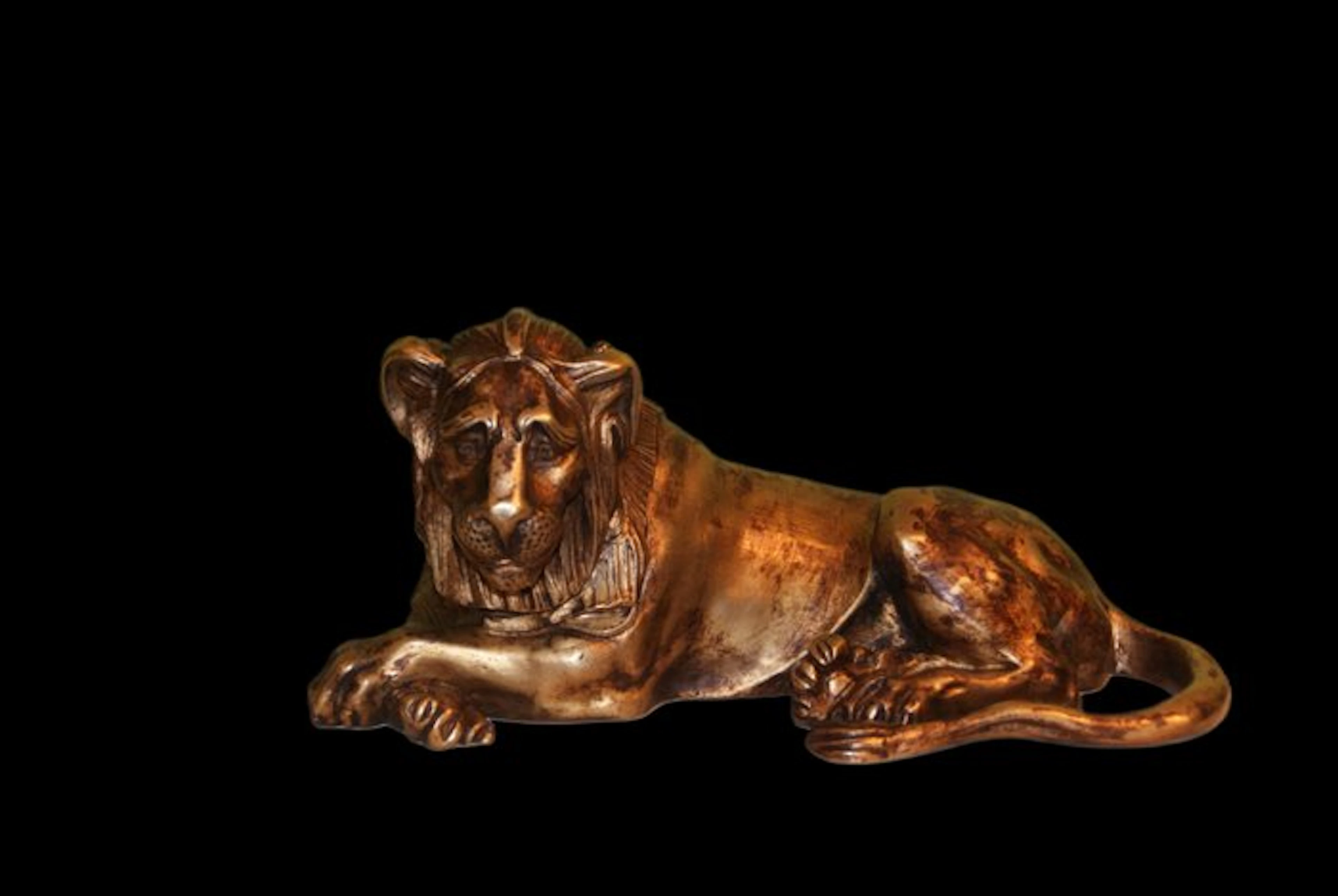 Carving, Jeune lion couché - 9 cm - Patinated bronze