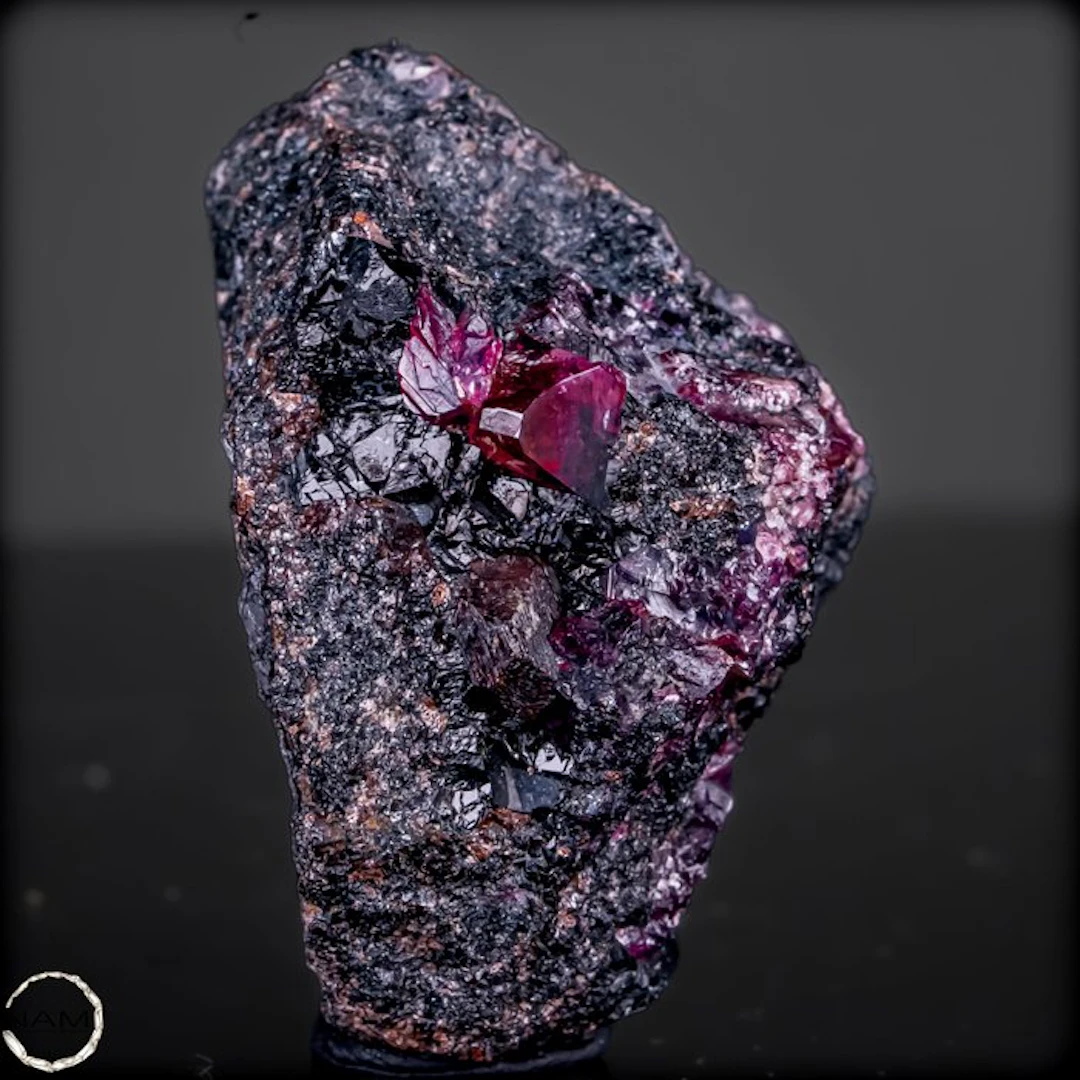 Padparadscha sapphire crystals – A fascinating play of...