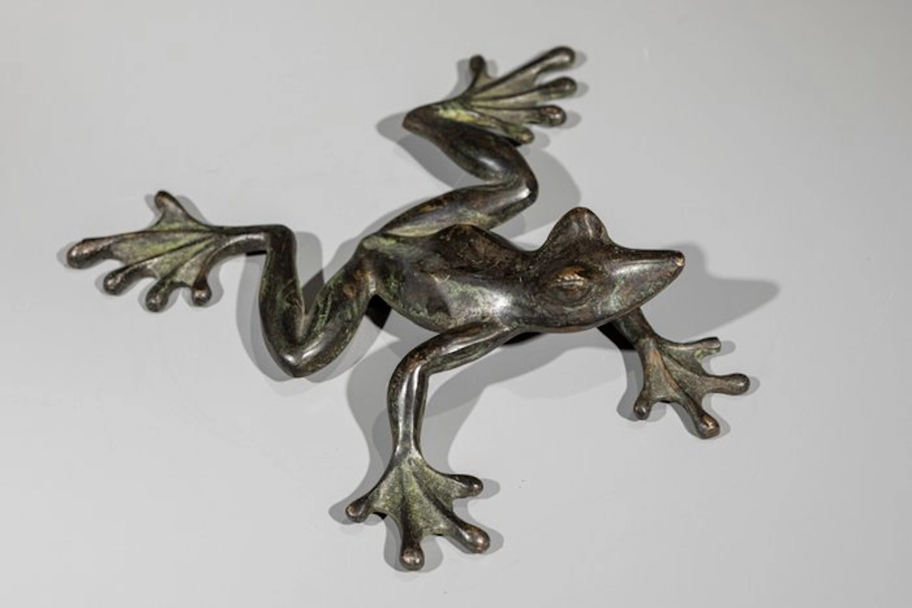 Bronze - A bronze okimono of a frog - Showa period (mid 20th century)