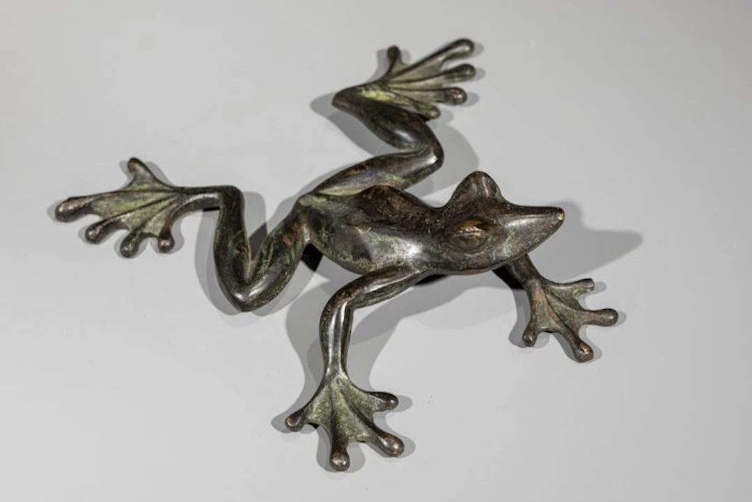 Bronze - A bronze okimono of a frog - Showa period (mid 20th century)