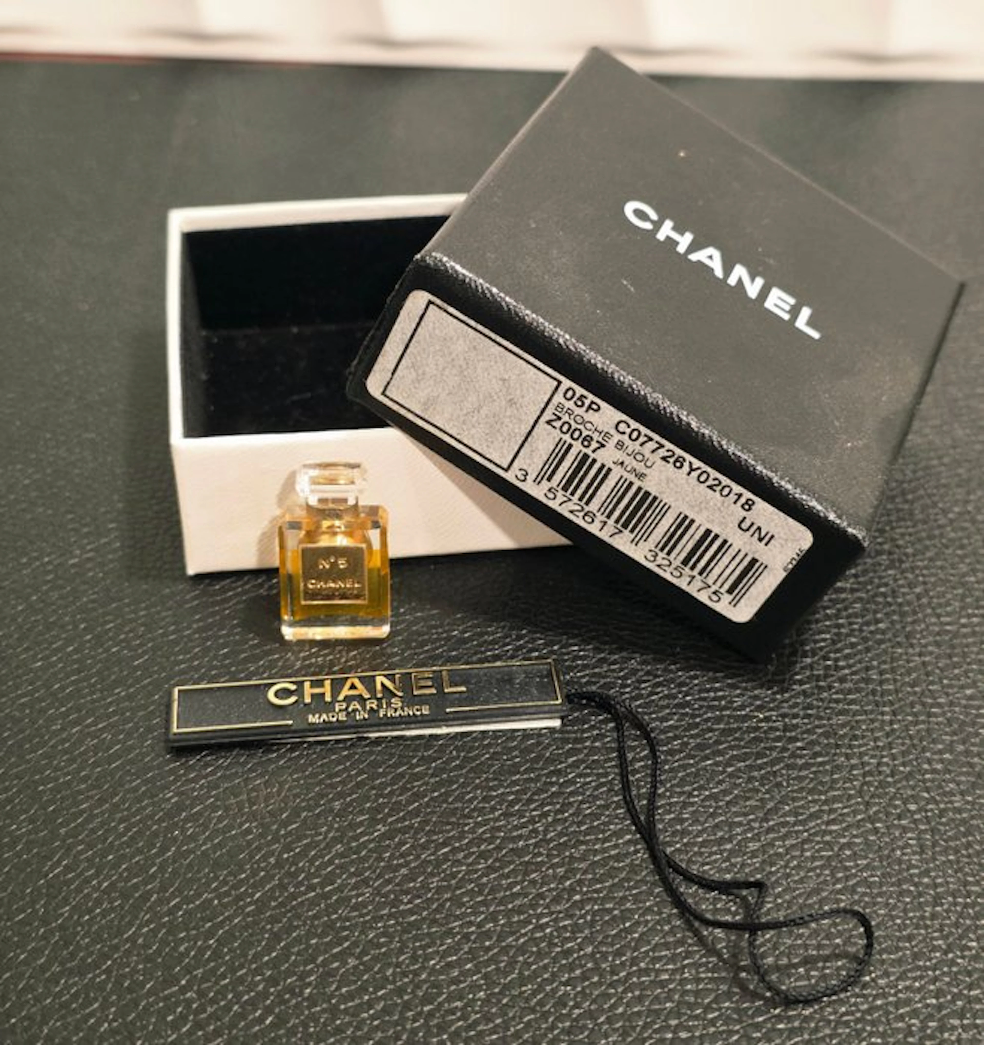 Chanel - Resin - Brooch - CHANEL N5 CC