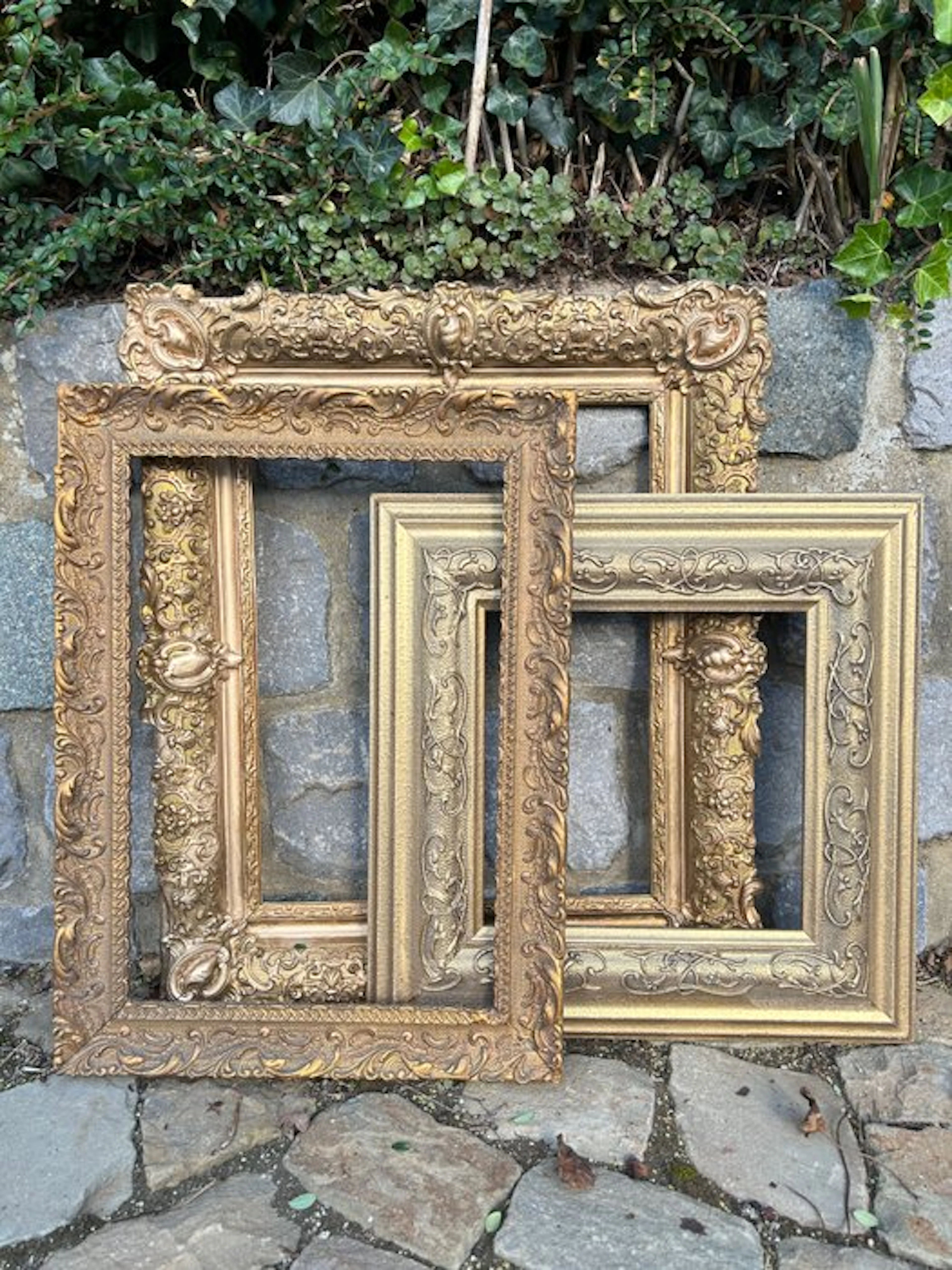 Frame - 3 antique museum frames, to be restored.