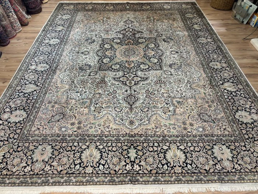 Ghoum - Rug - 3.7 m - 2.85 m - Cashmere Silk Medallion!