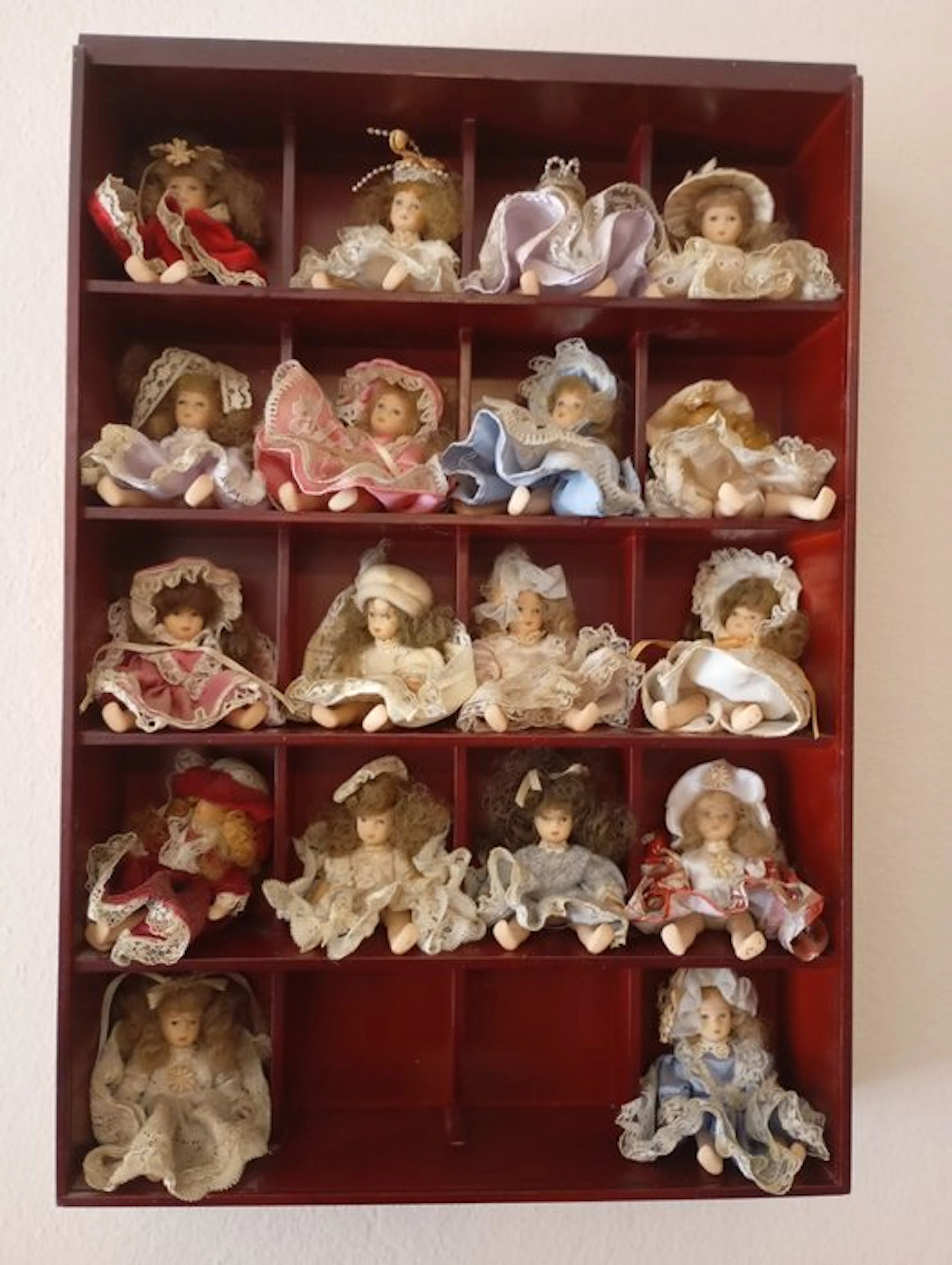 Figurine (18) - Porcelain, Textile, Lace