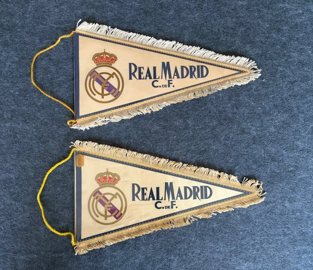 Real Madrid pennants and program booklets - Sports plate (30) - Textile, Paper