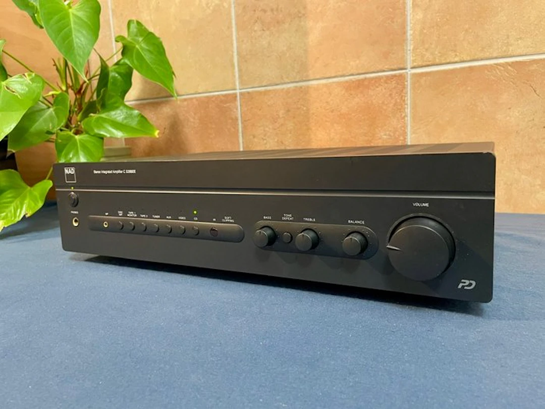 NAD - C325 BEE Solid state stereo amplifier