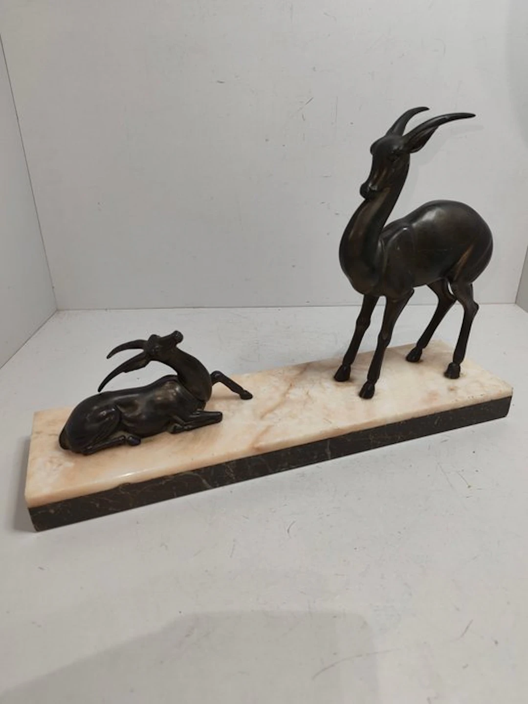 Sculpture, Gazelle beeld - 24 cm - two-tone layered marble pedestal, Zamac