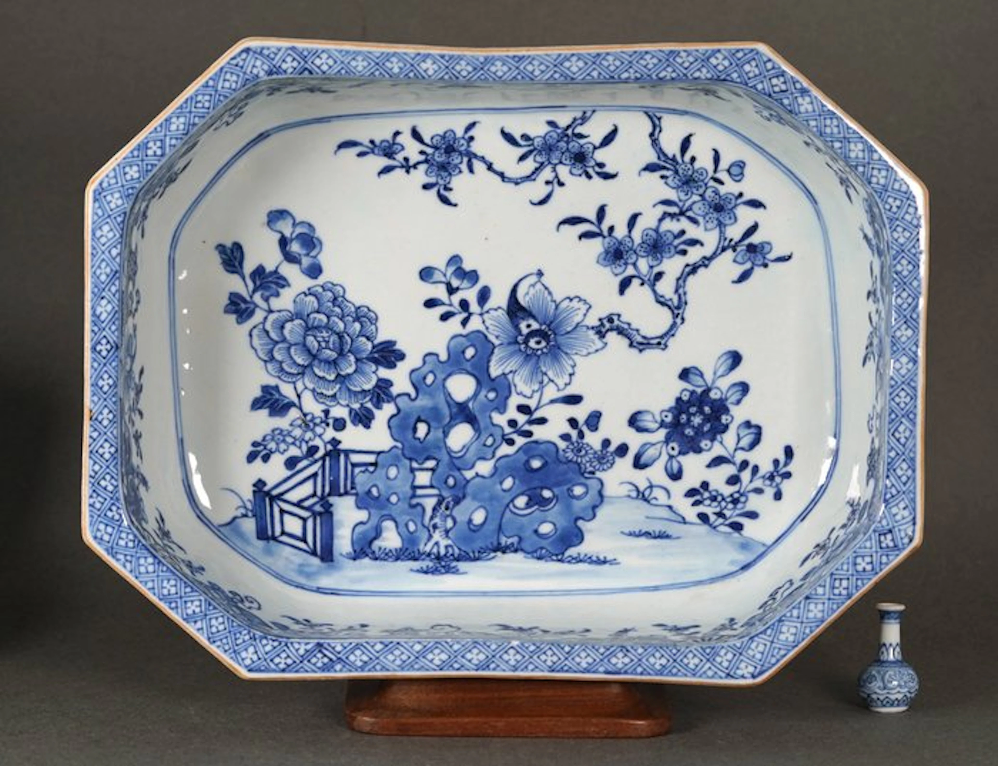 Qianlong (1735-1796) - Serving dish - Peonies
