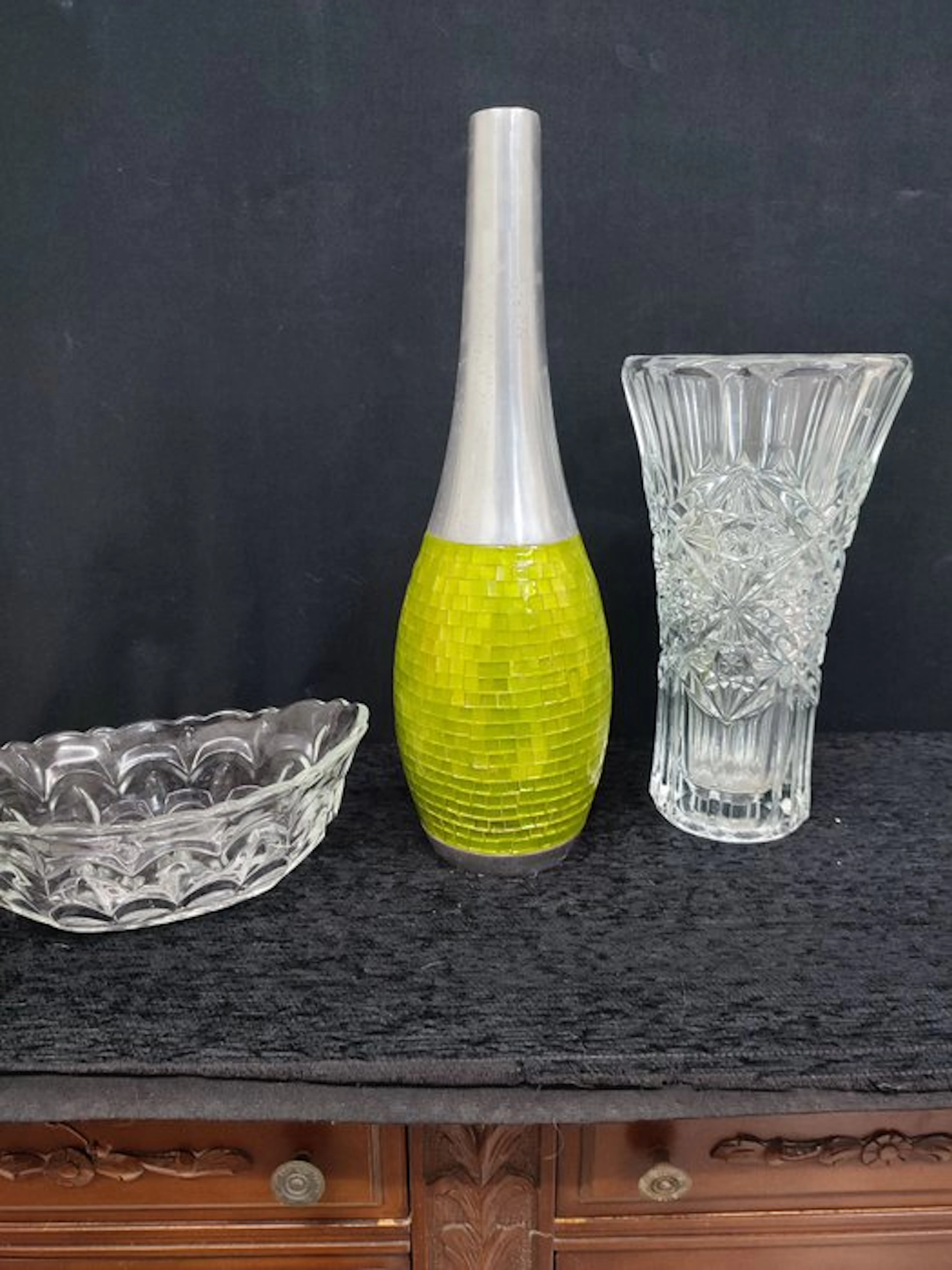 Themed collection - Crystal vases and bowl set.