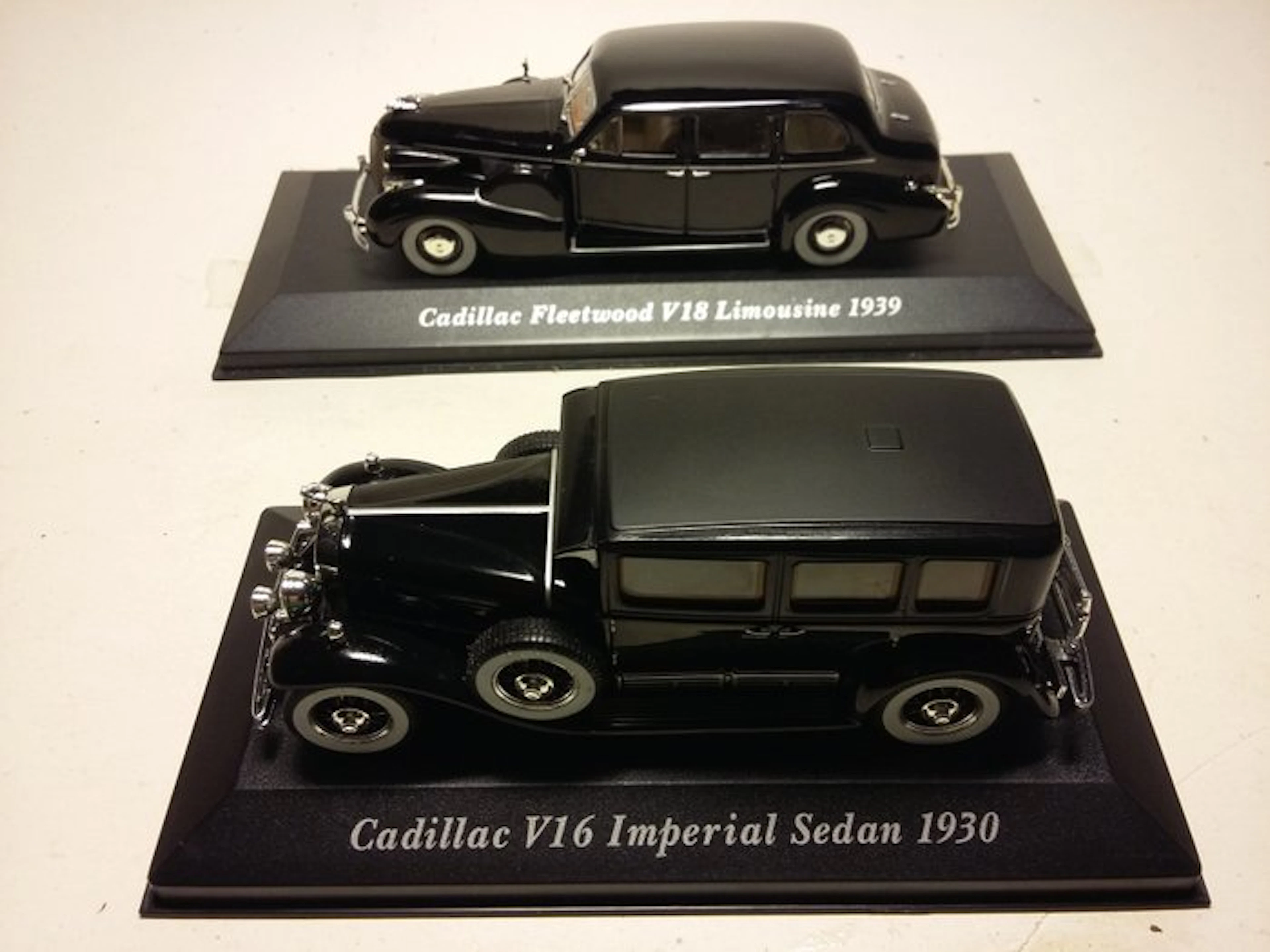 IXO 1:43 - Model car (2) - Lot de 2 Cadillac Limousine...