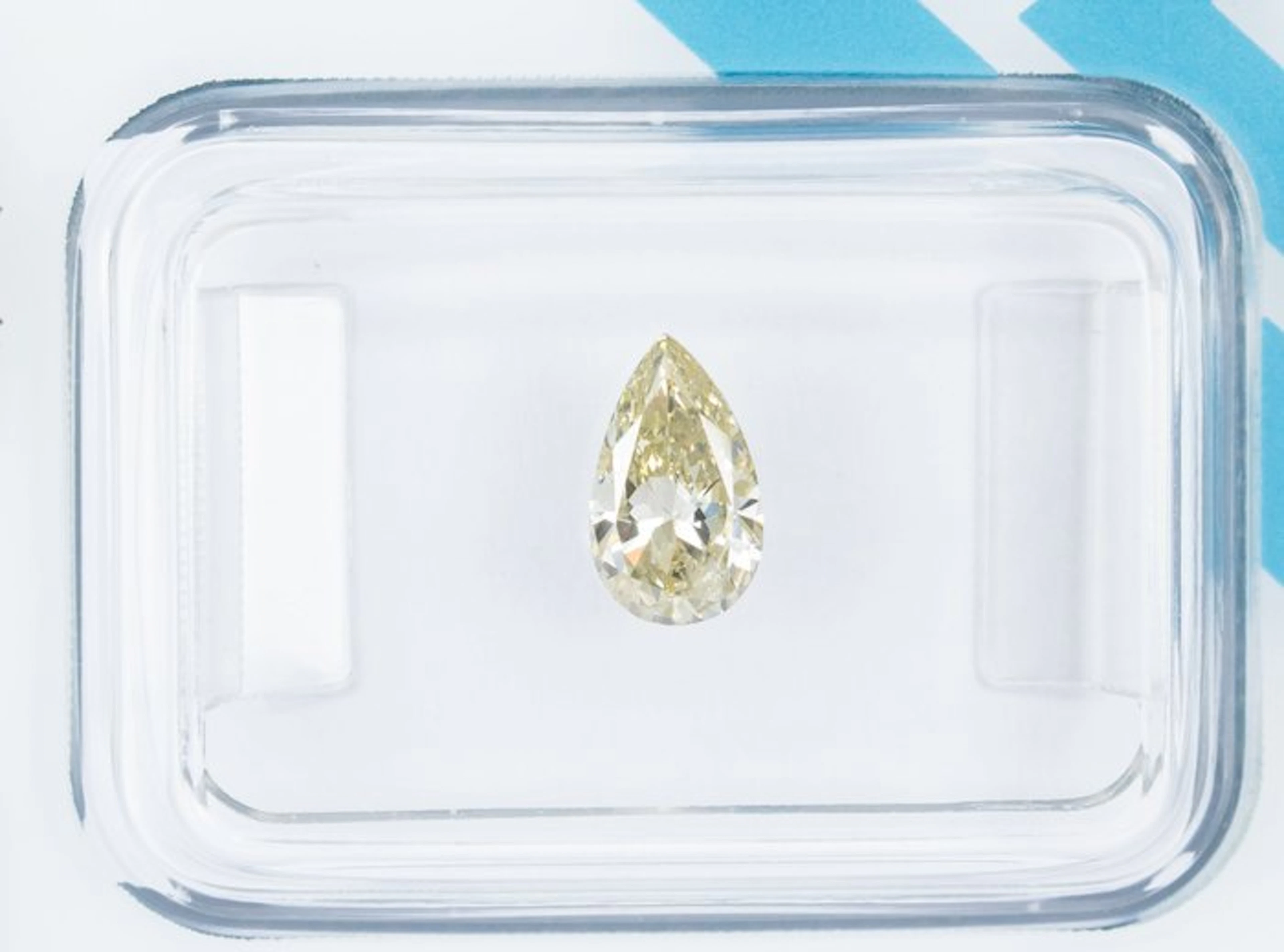 No reserve price - 1 pcs Diamond (Natural coloured)...