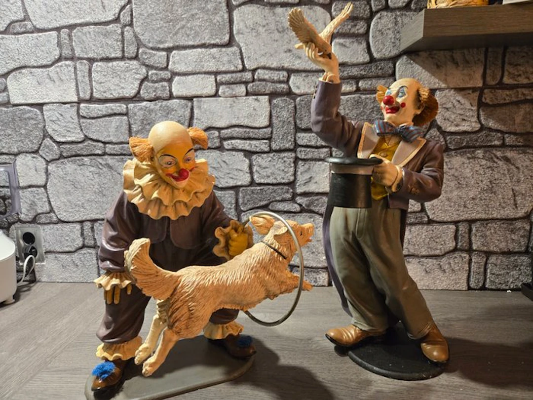 Jun Asilo - Statue, 2x gesigneerde clown duif en hond - 60 cm - Polyresin